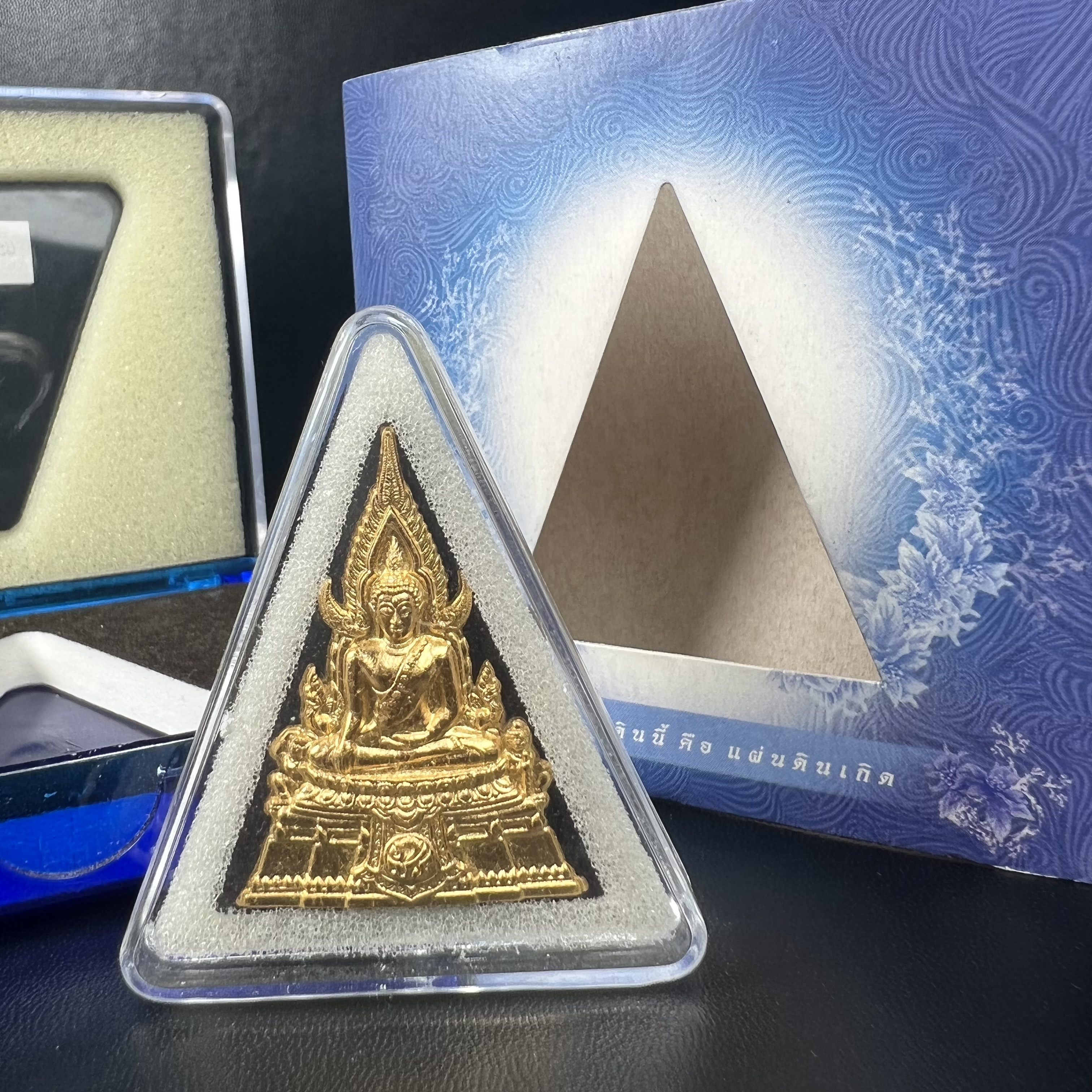 พระพุทธชินราช ภปร. โครงการ เพราะแผ่นดินนี้คือแผ่นดินเกิด ปี2551 เนื้อผง ด้านหน้าปิดทอง หลัง ภ.ป.ร. ทองคำ 80% (นน. 1.6 กรัม) (มวลสารพระราชทานเส้นพระเจ้า (เส้นผม) ของพระบาทสมเด็จพระเจ้าอยู่หัวรัชกาลที่9)(หายาก) 1 ใน 5000 องค์