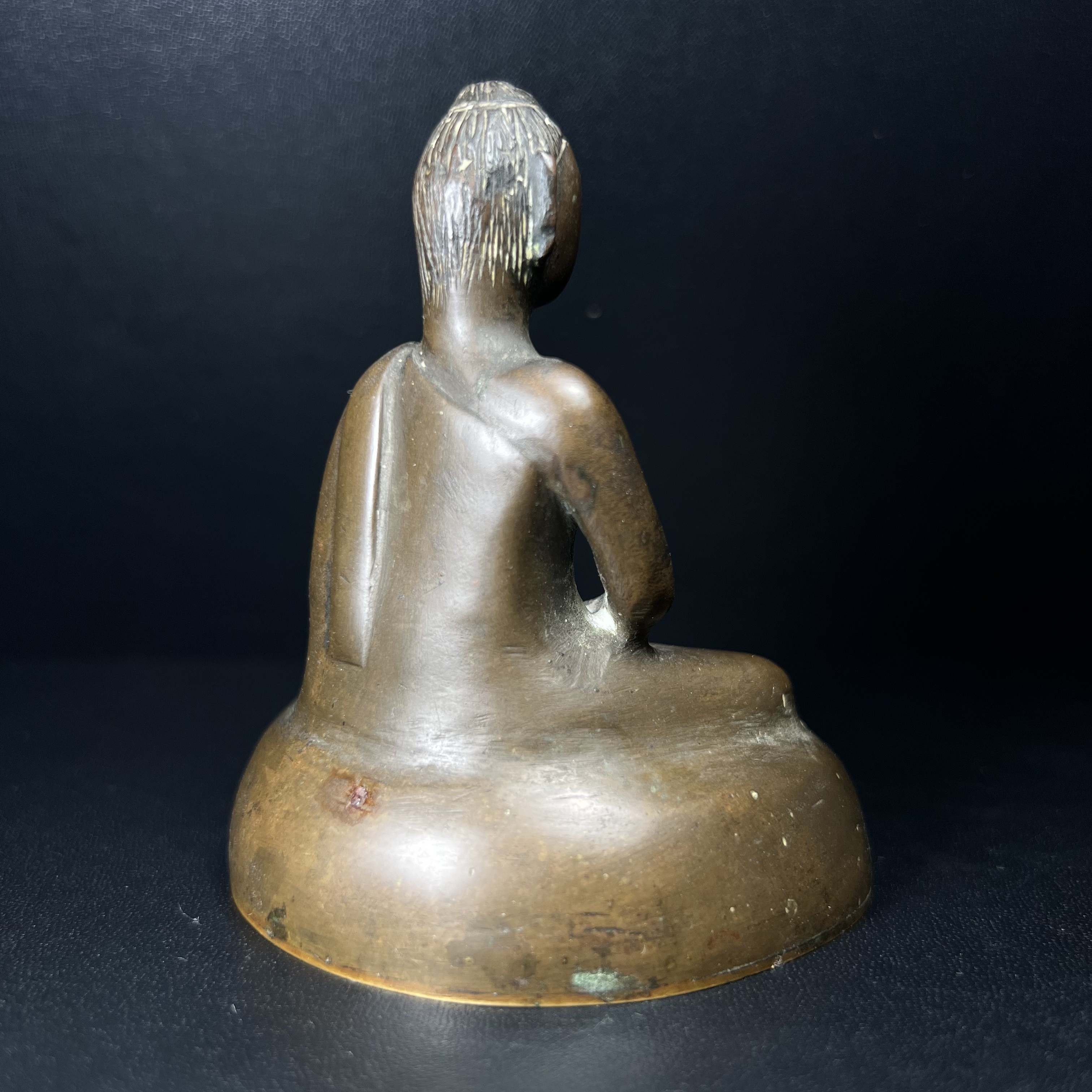 พระพุทธรูปฝีพระหัตถ์สมเด็จย่า ขนาดบูชาหน้าตัก 2 นิ้ว จัดสร้างขึ้นเนื่องในวาระครบ 6 รอบ เมื่อวันที่21 ตุลาคม พ.ศ.2515 (ในหลวงรัชกาลที่ 9 เสด็จพระราชดำเนินทรงเททอง)พิธีปลุกเสกยิ่งใหญ่ เกจิ 108 รูป ร่วมปลุกเสก หายากพบเจอน้อยมาก