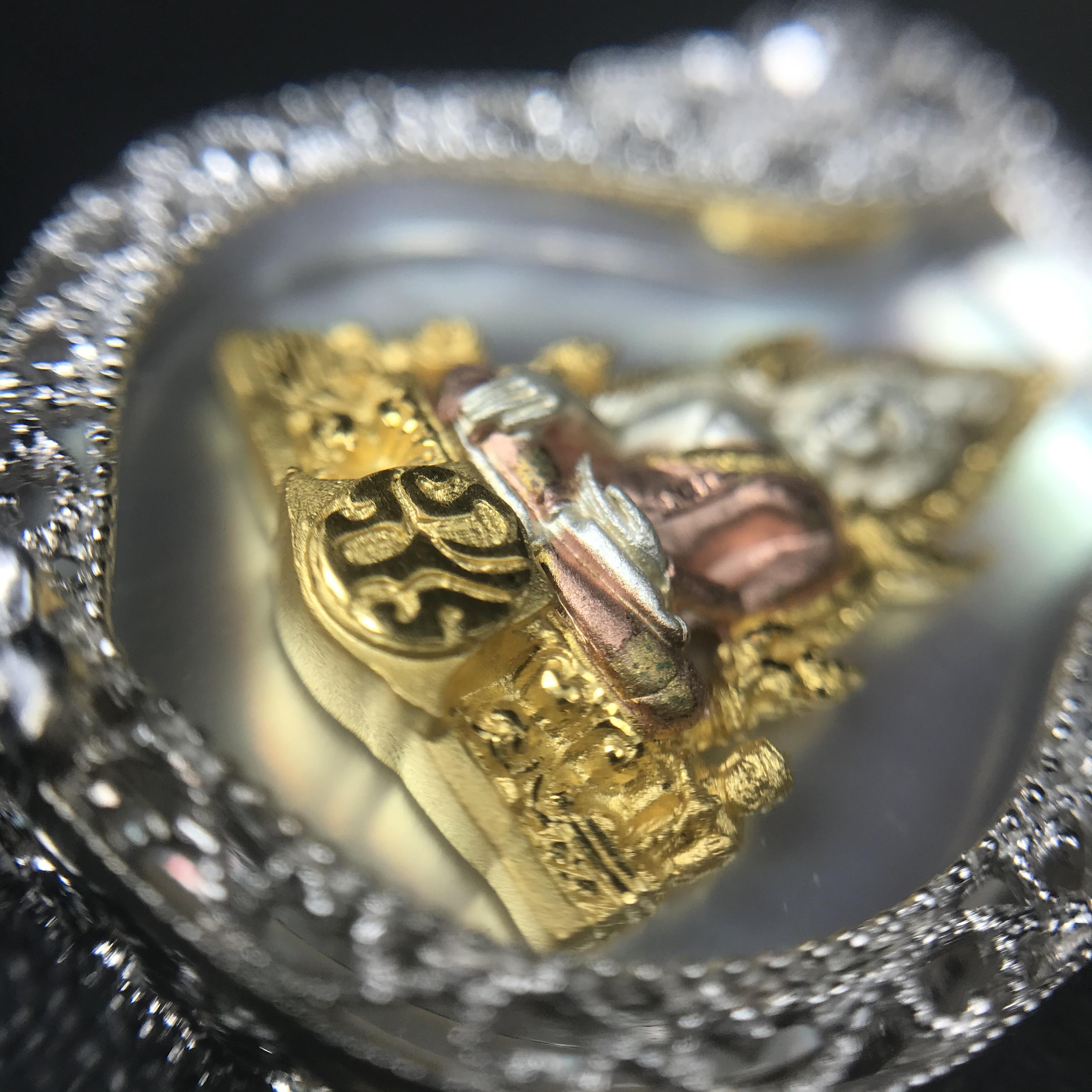 พระพุทธชินราช ภปร. โครงการ "เพราะแผ่นดินนี้ คือ แผ่นดินเกิด" ปี2548(รุ่นแรก) เหรียญทรงเสมา ขนาด 21 x 29 มม.เนื้อเงินสามกษัตริย์ องค์พระชุบสามกษัตริย์ ล้อมด้วยกรอบเงินชุบทองคำขาวสลักเสลาเป็นลวดลายละเอียดอ่อน ส่วนพื้นองค์พระเป็นเปลือกหอยมุขงดงาม