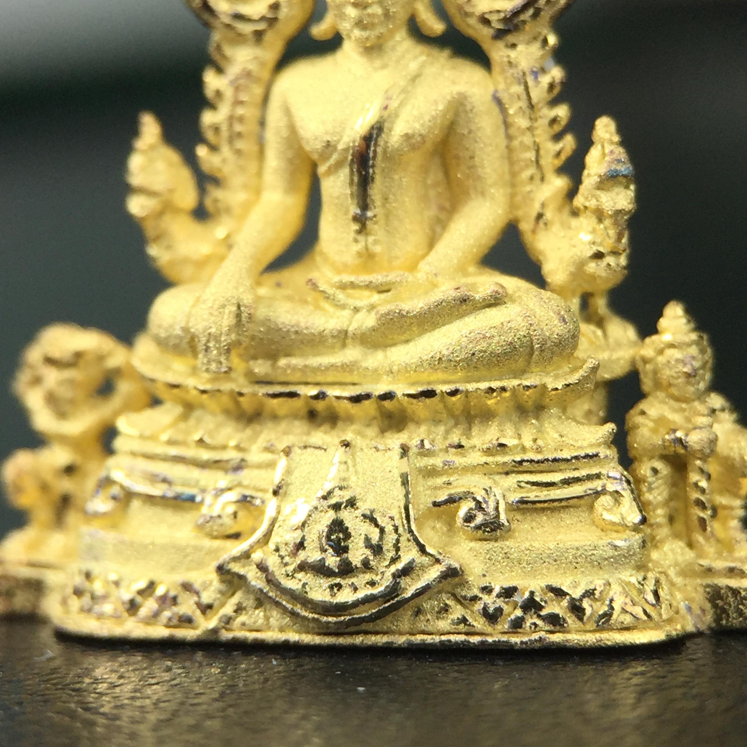 พระพุทธชินราช ภปร. ในวโรกาสพระราชพิธีมหามงคล เฉลิมพระชนมายุ6รอบ 5ธันวาคม2542 มูลนิธิพิทักษ์ดวงตาประชาชน จัดสร้าง เนื้อเงินบริสุทธิ์ 99.9% แบบชุบทองประกายเพชร 3 ไมครอน พิมพ์กลาง ขนาดสูง 2.4 ซม. พร้อมกล่องบรรจุเดิม