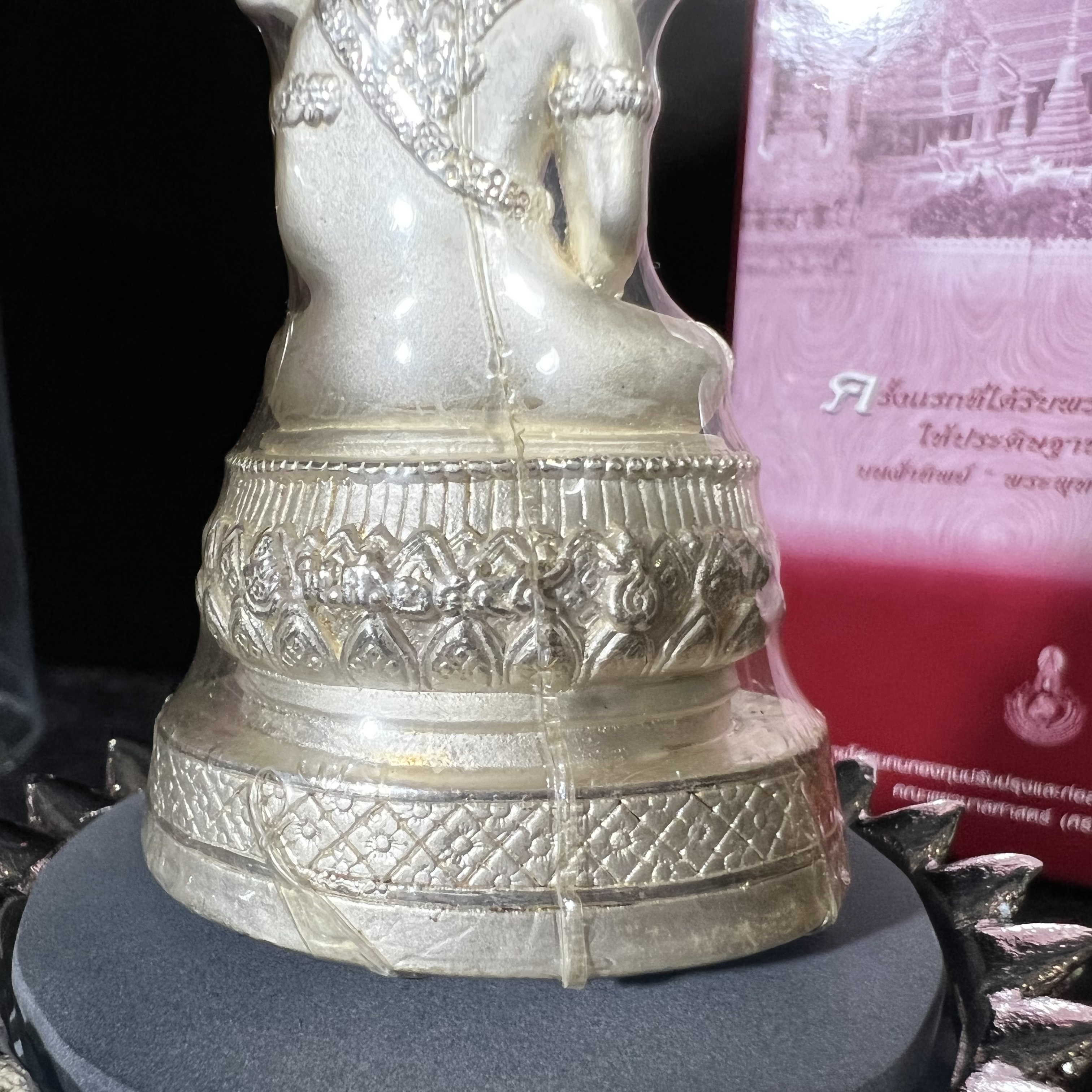 พระแก้วมรกต ภปร.(รุ่นแรก) ปี2545 รุ่นฉลองกรุงรัตนโกสินทร์ครบ 220 ปี หล่อลอยองค์ เนื้อเงินบริสุทธิ์99.9% ขนาดบูชา 50*90 มม. พร้อมฐานวางครอบแก้วเดิมกล่องบรรจุเดิมครบสมบูรณ์(สวยงามและหายากมาก)(1ใน3000องค์)