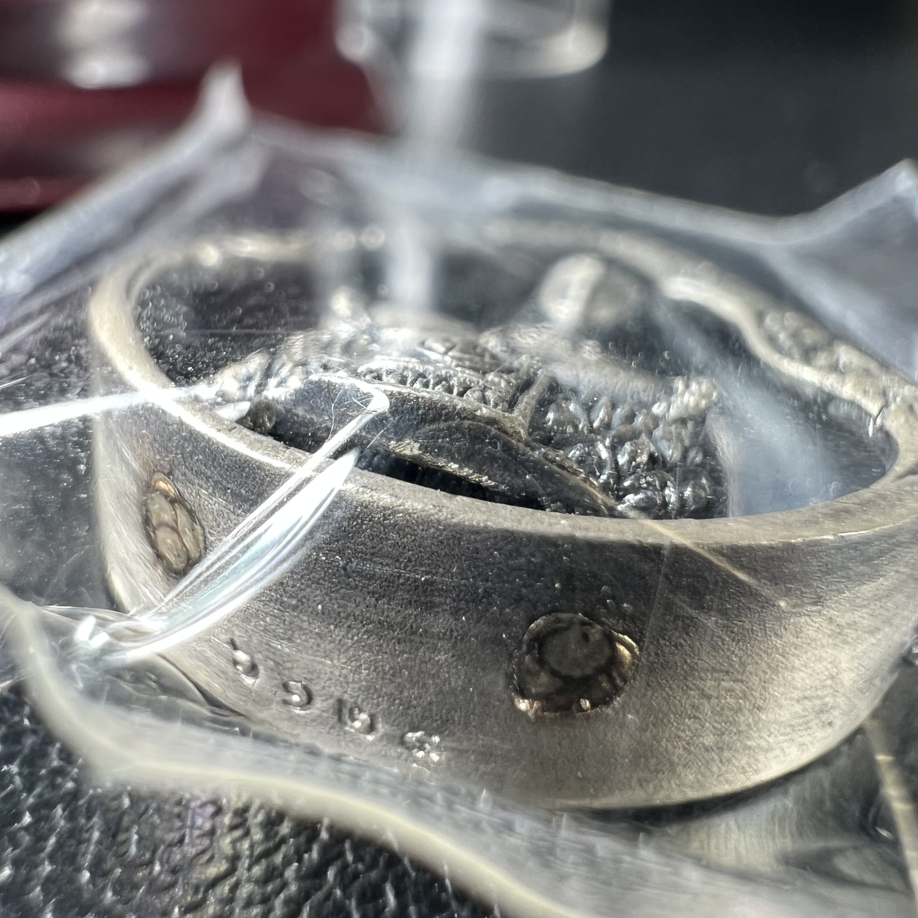 พระแก้วมรกต ภปร.(รุ่นแรก) ปี2545 รุ่นฉลองกรุงรัตนโกสินทร์ครบ 220 ปี พิมพ์ลอยองค์ทรงหยดน้ำ เนื้ออัลปาก้า ชุบเงินลงดำ ขนาด 18*27 มม. พร้อมครอบตั้งโชว์เดิม องค์พระซีนซองเดิม สวยครบสมบูรณ์