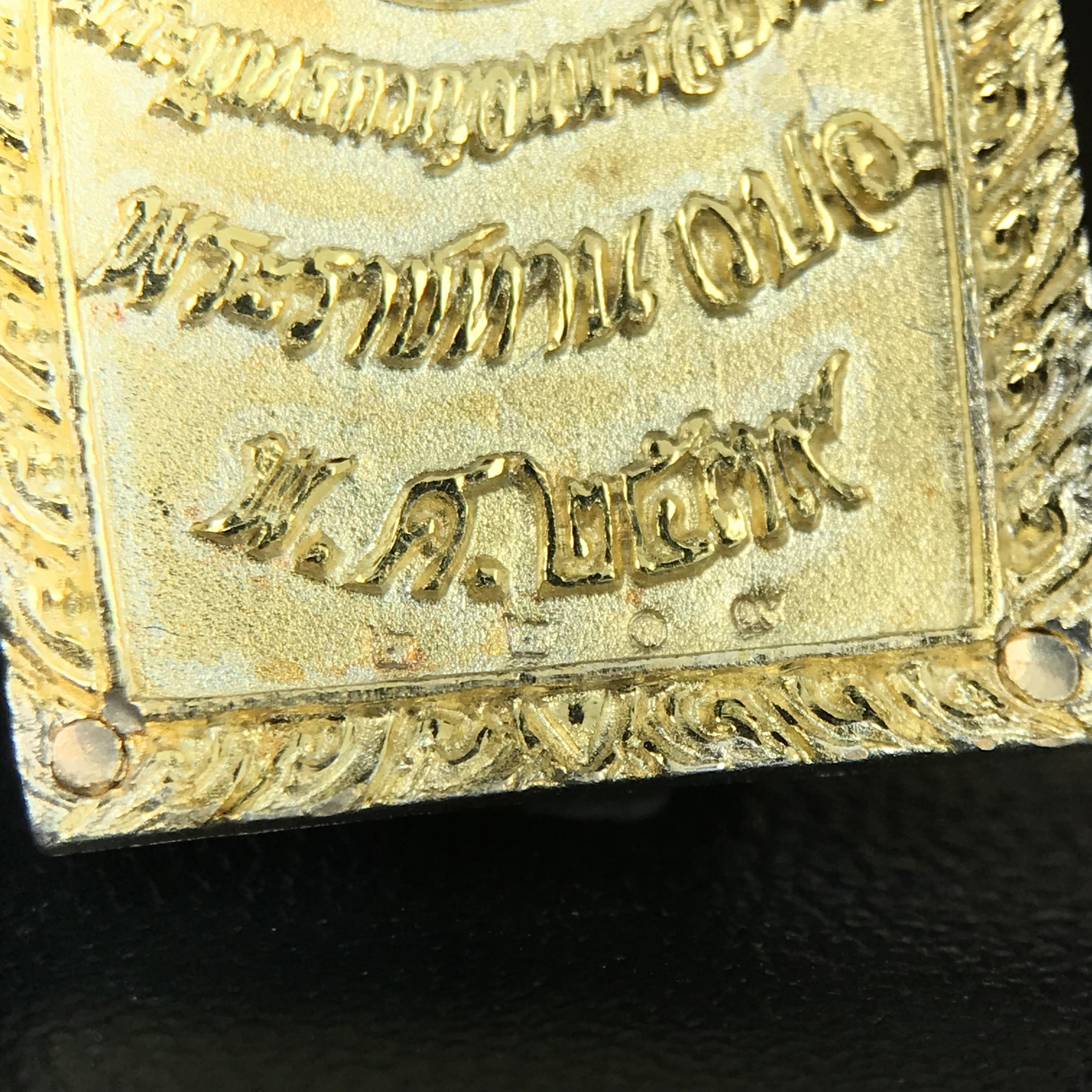 พระพุทธกาญจนพรสยามภูมิ ภปร. ปี 2539 เนื้อเงินสามกษัตริย์พื้นทรายเงา(ผิวเดิมสวย) พิมพ์ทรงใบขนุน ขนาด3.2ซม. พระพุทธรูปประจำพระชนมวาร รัชกาลที่9 ทรงโปรดเกล้าให้วิทยาลัยป้องกันราชอาณาจักร(วปอ.)สร้างในวโรกาสทรงครองสิริราชสมบัติครบ50ปี พ.ศ.2539(1ใน5000องค์)