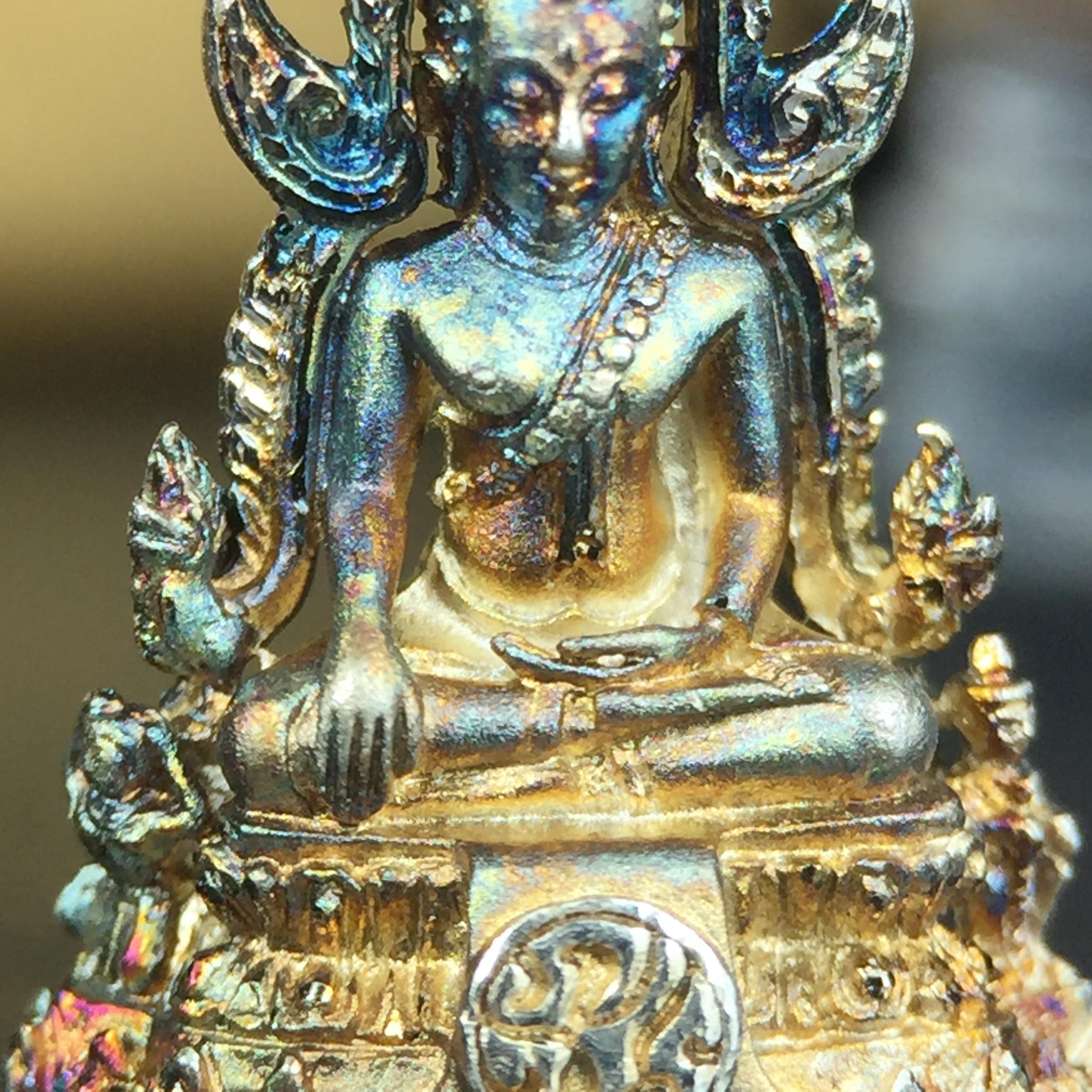 พระพุทธชินราช(จำลอง) ภปร. 84 พรรษา เนื้อเงินชุบทองคำขาว พิมพ์เล็กขนาดหน้าตัก 1/4 นิ้ว (สภาพผิวเดิมสวย ขึ้นสีรุ้งธรรมชาติ แบบนิยม)(พระราชทานมวลสาร จิตรลดาและเส้นพระเจ้า(เส้นผม))พุทธศิลป์ทรงคุณค่าอีกหนึ่งรุ่นยอดนิยม