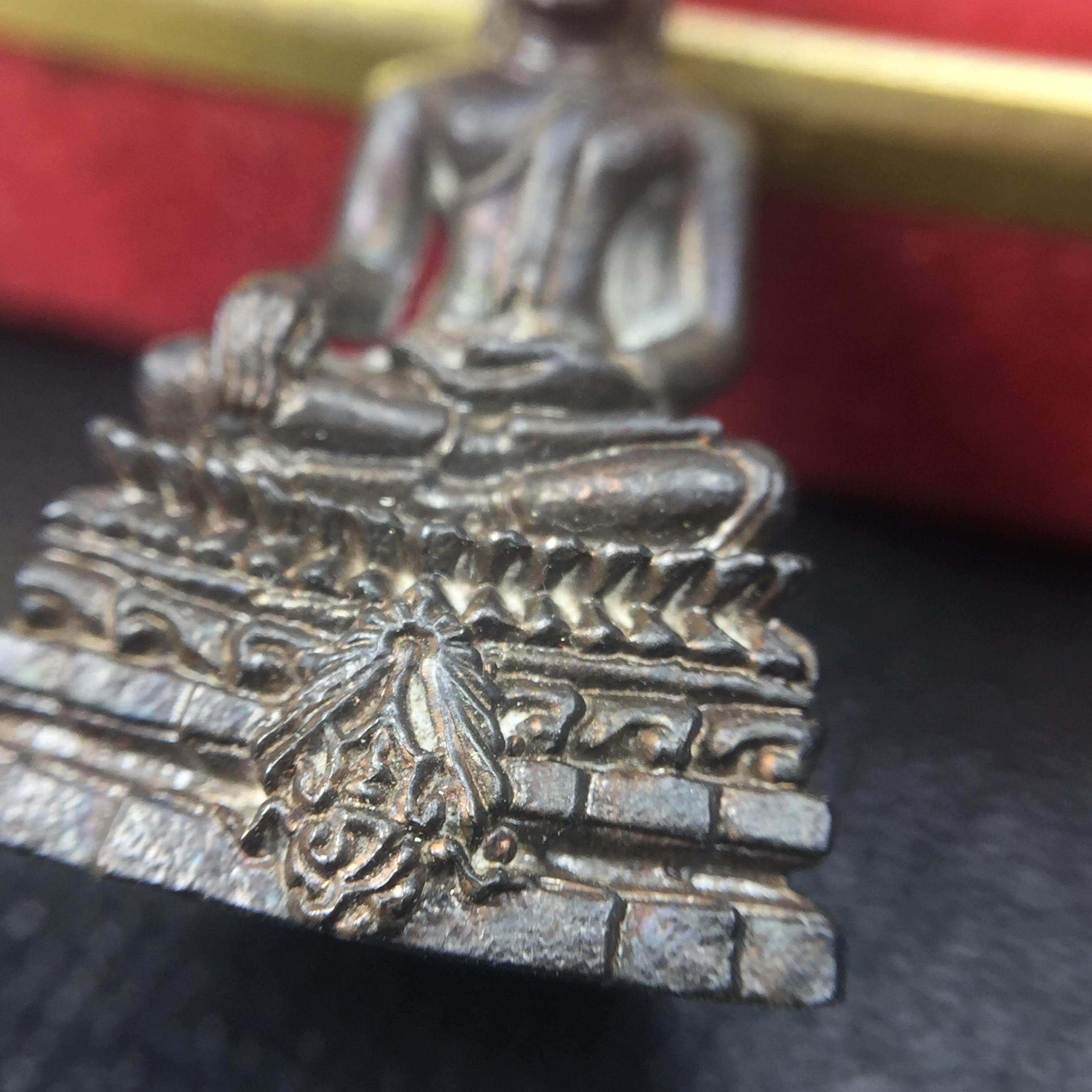 พระกริ่งพระพุทธชินสีห์ ภปร ทันโตเสฏโฐ ปี 2533 เนื้อนวโลหะ (วัตถุมงคลหนึ่งเดียวที่บรรจุพระทนต์(ฟัน)ในหลวงรัชกาลที่9 พระราชทานให้จัดสร้าง)(1ใน1999องค์)