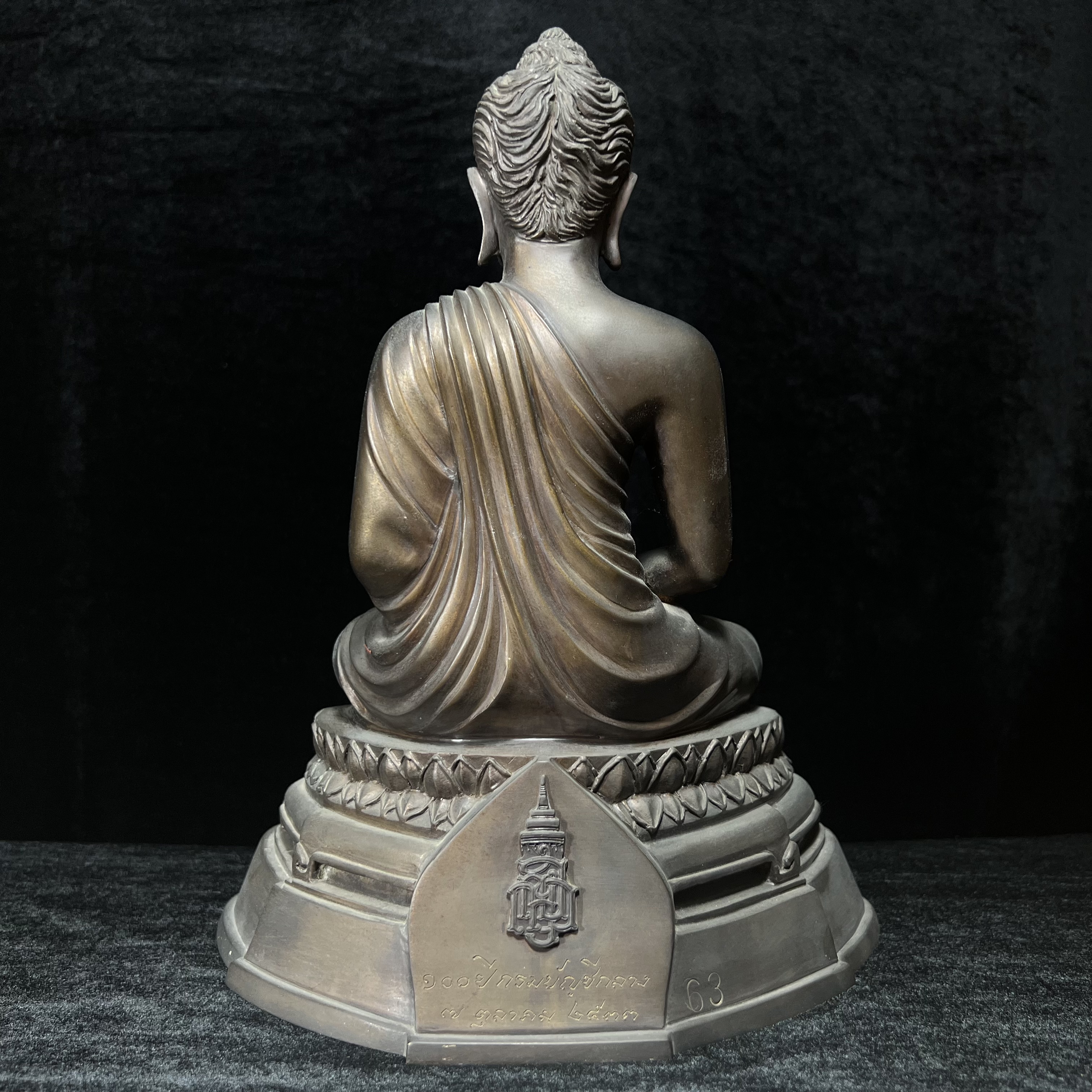 พระพุทธสิทธัตถศาสดา 100 ปี กรมบัญชีกลาง พ.ศ.2533(รุ่นแรก) เนื้อโลหะสำริด รมมันปู หน้าตัก 5.9 นิ้ว (พิธีใหญ่ ศิลป์สวย หายาก)(พระราชทานเม็ดพระธาตุ บรรจุมวลสารใต้ฐานองค์พระ)องค์หมายเลข 63(ผลรวมได้ 9 เลขมหามงคลเจริญก้าวหน้าในทุกด้าน)