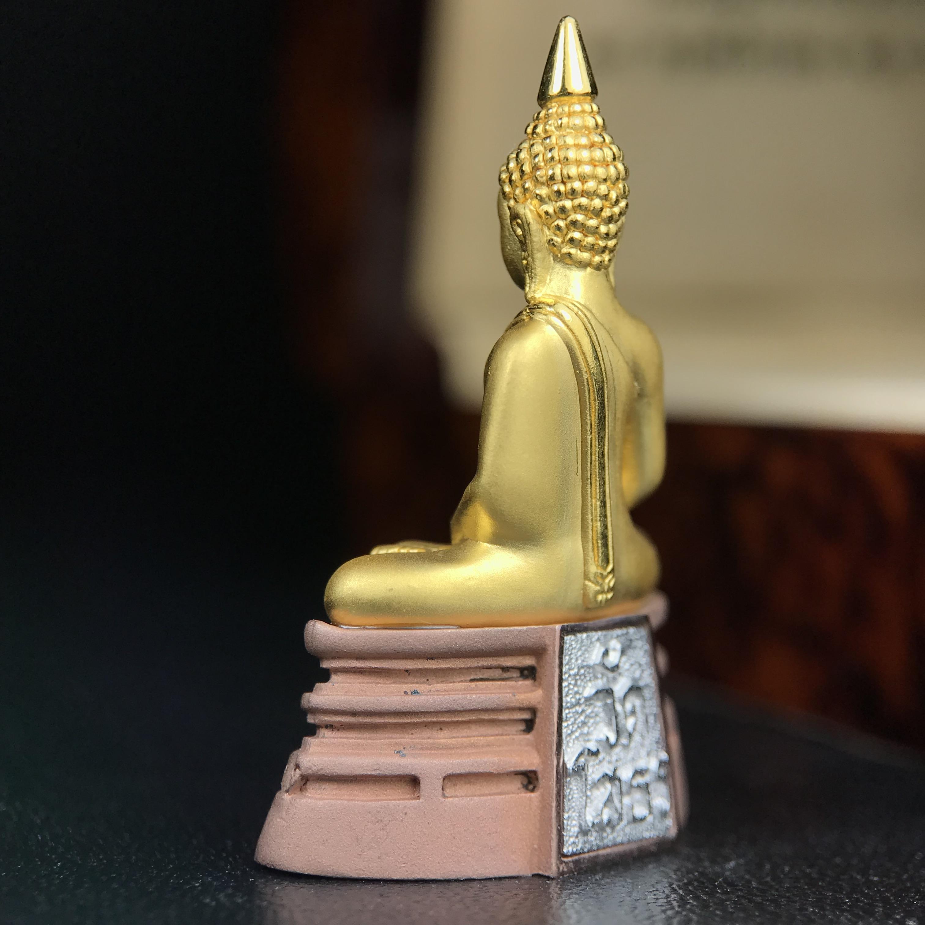 พระพุทธโสธร รุ่นสร้างอุโบสถหลังใหม่ พิธีพุทธาภิเษก ณ อุโบสถวัดโสธรวรารามวรวิหาร 18 พฤศจิกายน พ.ศ.2542 เนื้อสามกษัตริย์ องค์พระทองคำแท้ ฐานนาก ผ้าทิพย์ประดับเพชรแท้ หนักรวม 6.82g ขนาด 2.5x3.5 ซม.(องค์หมายเลข ๒๔๘)(พุธศิลป์สุดงดงาม อีกหนึ่งรุ่นยอดนิยม)หายาก