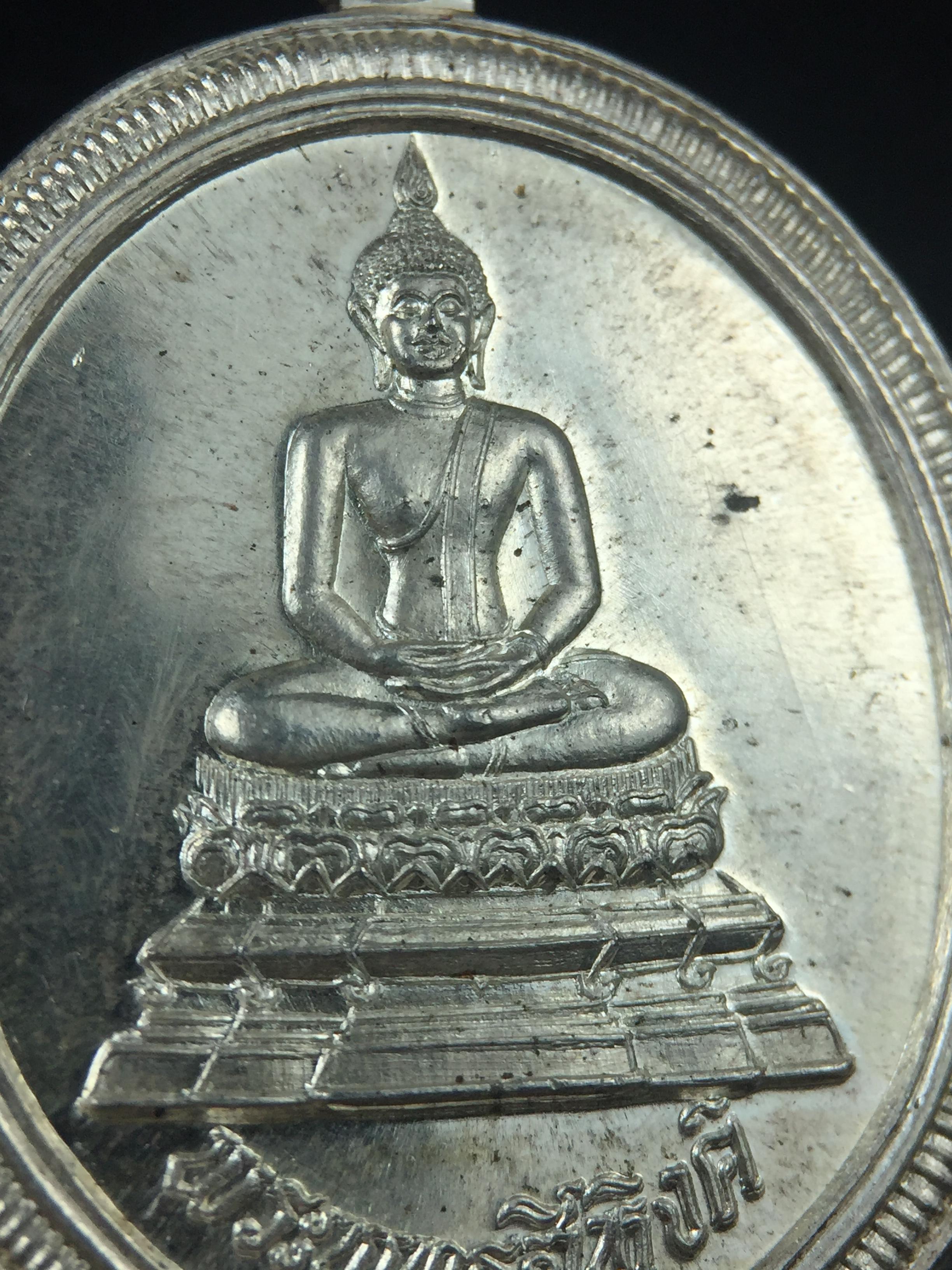 เหรียญพระพุทธสิหิงค์ ภปร. รุ่นมหาลัยธรรมศาสตร์ 60ปี พ.ศ.2537 พิมพ์ใหญ่(เนื้อเงิน+เนื้อทองแดง)ผิวเดิมๆสวยมาก(ในหลวงรัชกาลที่9เสด็จในพิธี)(พิธีใหญ่ เกจิที่มีชื่อเสียงมาร่วมปลุกเสกจำนวนมาก ชนวนมาลสารเก่าเข้มขลัง )ของดีธรรมศาสตร์ที่ศิษย์เก่าไม่ควรพลาด