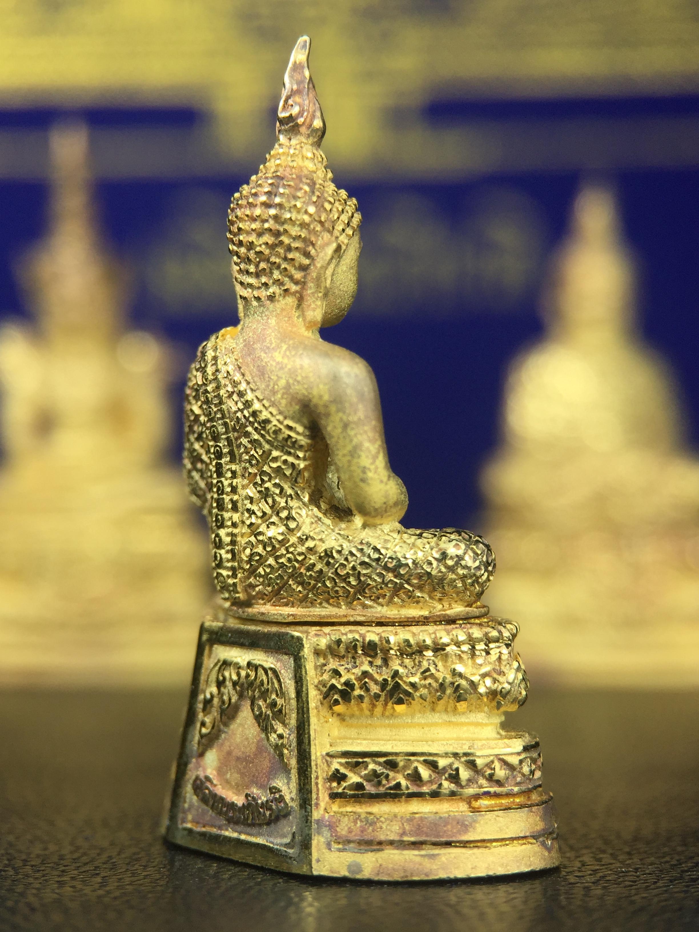 พระพุทธมหามณีรัตนปฎิมากร(พระแก้วมรกต)รุ่น เฉลิมพระเกียรติ วัดพระศรีรัตนศาสดารามราม(วัดพระแก้ว) ปี2543 เนื้อเงินชุบทองพ่นทรายขัดเงาบางส่วน พิมพ์ใหญ่ลอยองค์ ชุด 3 ฤดู ตอกโค๊ตหมายเลขเดียวกันทั้ง3องค์ ชุดหมายเลข( ช147)สภาพผิวสวยดุจทองคำกล่องบรรจุเดิมครบ