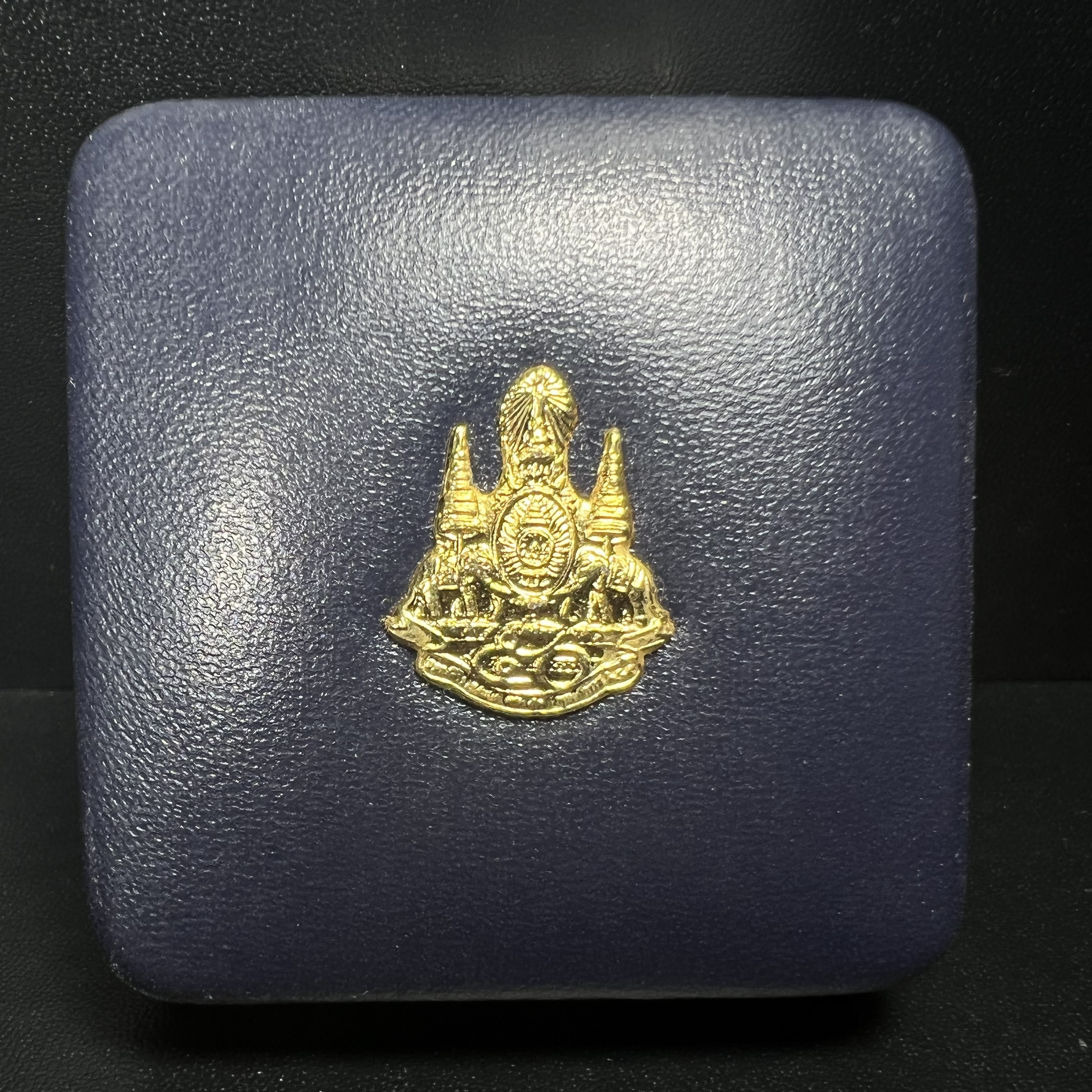 เหรียญสมเด็จพระญาณสังวร สมเด็จพระสังฆราช วัดบวรนิเวศวิหาร รุ่นเฉลิมพระเกียรติ ปี2539 เนื้อเงินลงยา(ผิวเดิมรุ้งๆสภาพสวยสมบูรณ์ กล่องบรรจุเดิมครบ)หมายเลข 943