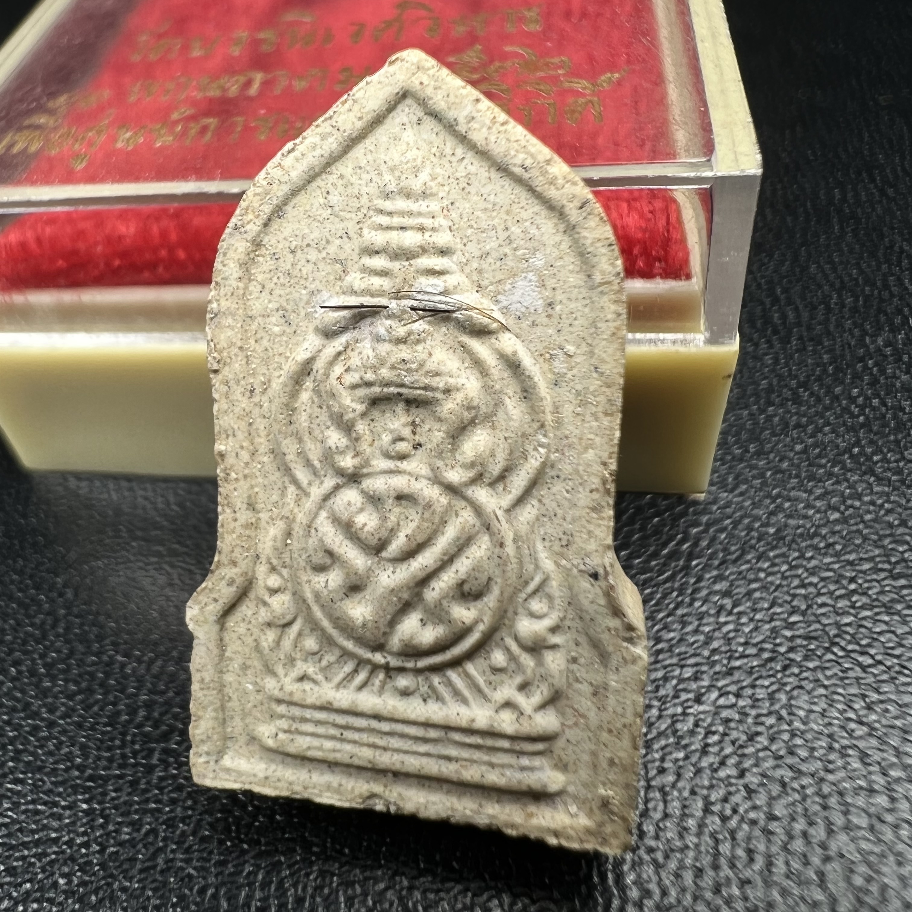 พระผงพระศาสดา หลัง ภปร. พิมพ์ใบเสมา วัดบวรนิเวศวิหาร ปี 2532 จัดสร้างในโอกาสสองทศวรรษรามาธิบดี เพื่อศูนย์การแพทย์สิริกิติ์ เนื้อผงพุทธคุณ มวลสารจิตรลดาพระราชทาน เส้นพระเกศาสมเด็จพระสังฆราช(พิธีใหญ่ มวลสารมงคล สวยงามเข้มขลัง)พร้อมกล่องบรรจุเดิม