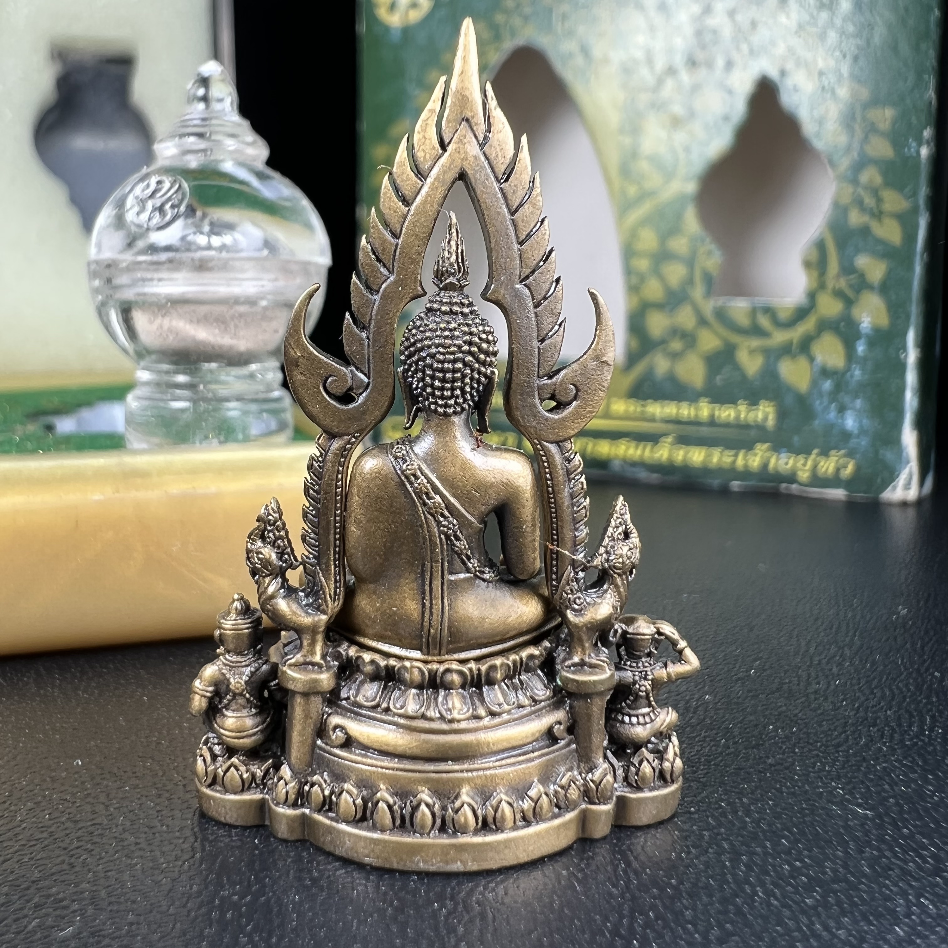 พระพุทธชินราช(จำลอง) ภปร 84 พรรษา เนื้อบรอนซ์รมดำซาติน พิมพ์กลางขนาดหน้าตัก 1/2 นิ้ว )(พระราชทานมวลสาร จิตรลดาและเส้นพระเจ้า(เส้นผม)รัชกาลที่9)