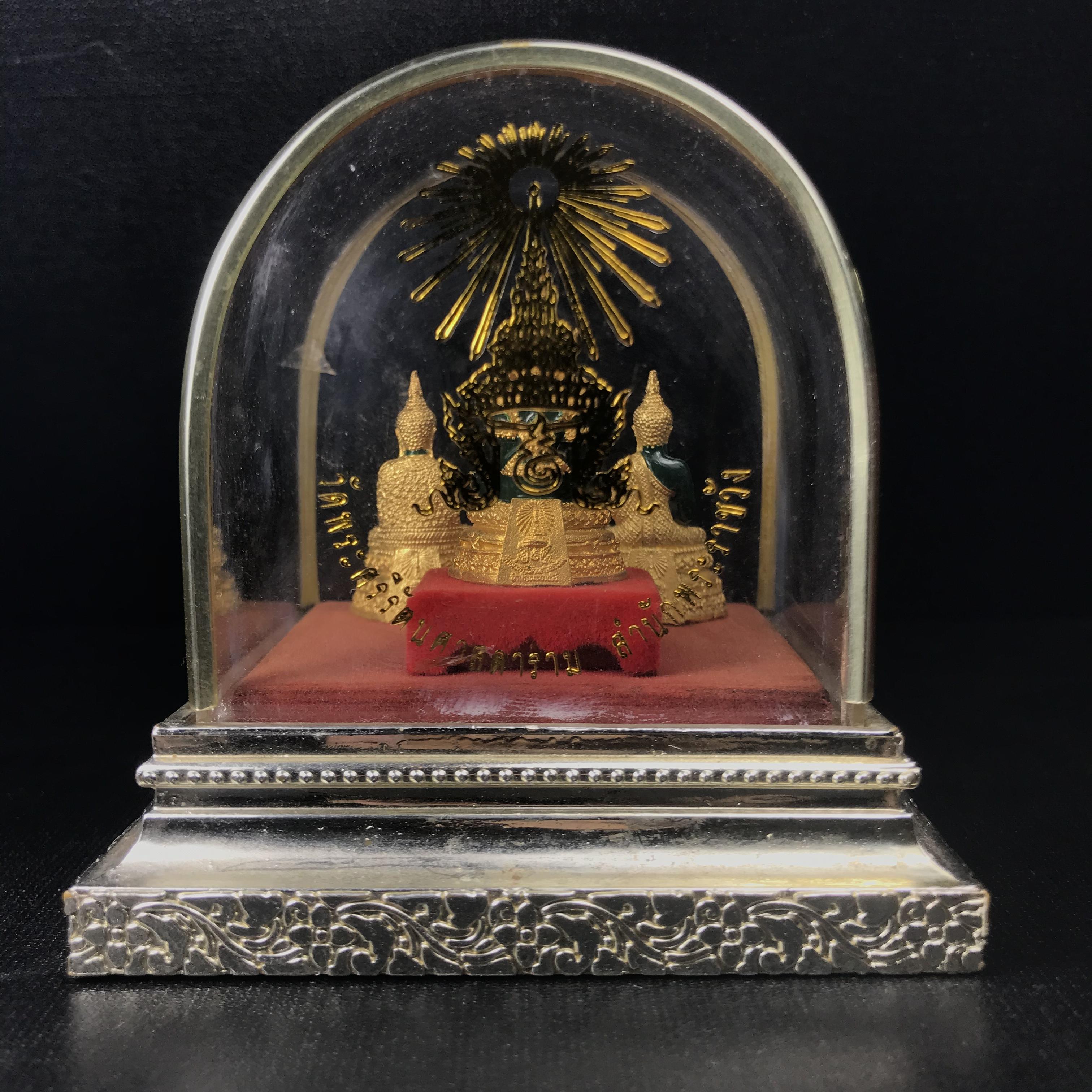 พระพุทธมหามณีรัตนปฏิมากร(พระแก้วมรกต) วัดพระศรีรัตนศาสดาราม สำนักพระราชวัง จัดสร้าง พิมพ์ทรงเครื่อง 3 ฤดู(ร้อน ฝน หนาว) หน้าตัก 1 นิ้วพร้อมครอบตู้เดิม(บรรจุมวลสารใต้ฐาน)