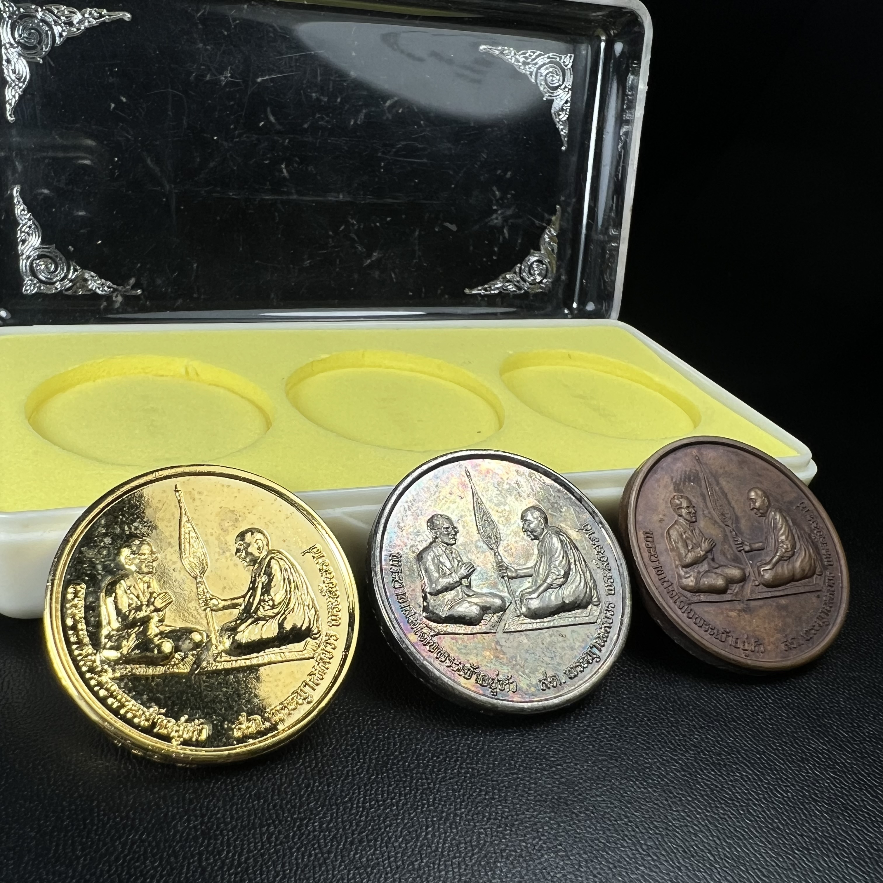 เหรียญสนทนาธรรม ในหลวงรัชกาลที่ 9 สมเด็จพระญาณสังวร หลังพระสยามเทวาธิราช ปี 2543 วัดบวรนิเวศวิหาร ชุดกรรมการ(เนื้อกะไหล่ทอง+กะไหล่เงิน+ทองแดงรมน้ำตาล)พร้อมกล่องบรรจุเดิม(ชุดหายาก สภาพผิวกะไหล่เดิมจากผู้จัดสร้าง ผิวขึ้นรุ้งธรรมชาติสวยจัด แชมป์ๆ)1 ใน 343ชุด