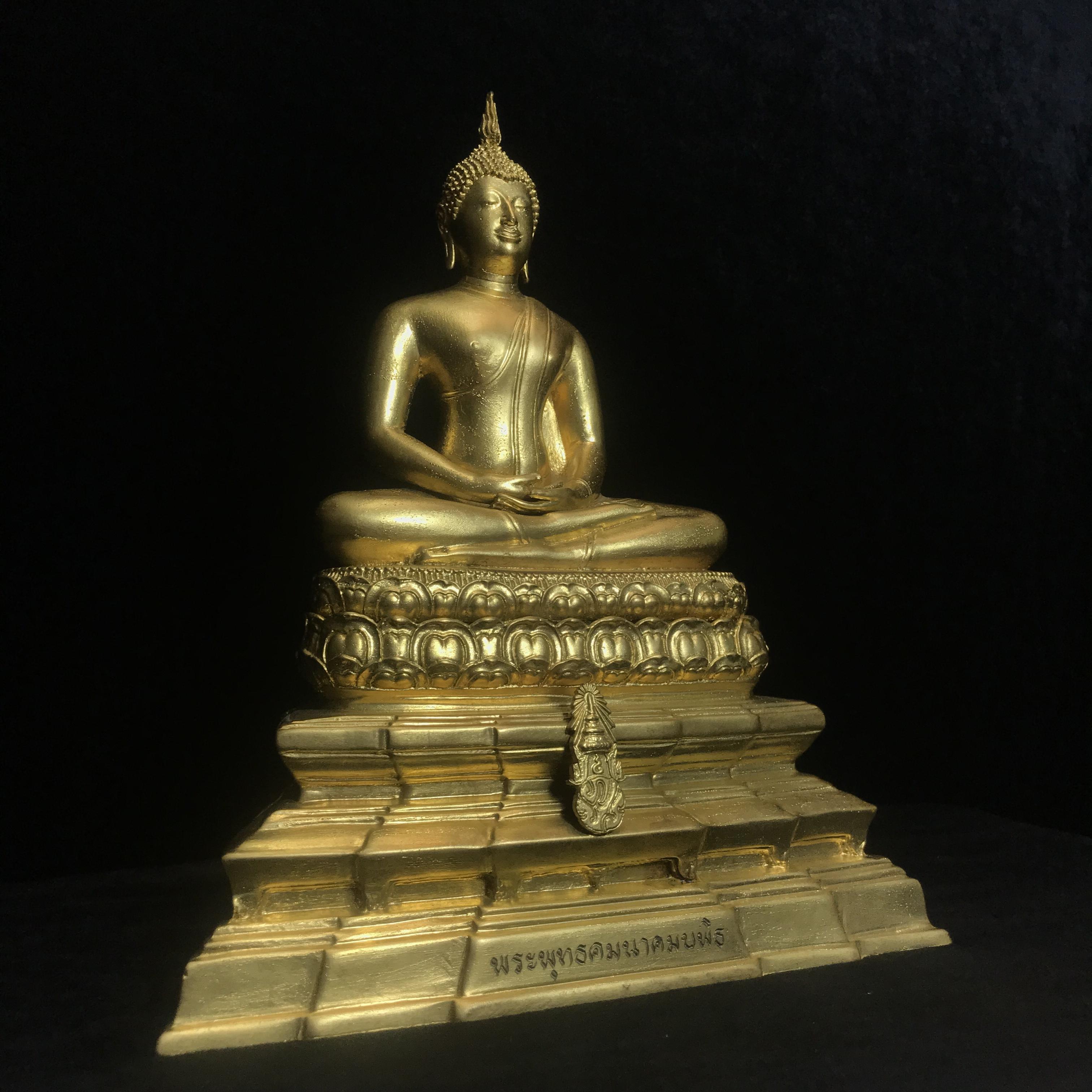 พระพุทธคมนาคมบพิธ (พระพุทธสิหิงค์จำลอง)(พระพุทธรูปประจำกระทรวงคมนาคม) ตรา ภปร. ครบรอบ 84 ปี กระทรวงคมนาคม พ.ศ.2539 เนื้อลำอู่แดงลงรักปิดทอง หน้าตัก 5 นิ้ว ปลุกเสก ณ วัดพระแก้ว พิธีใหญ่(1 ใน 3000 องค์)หายาก