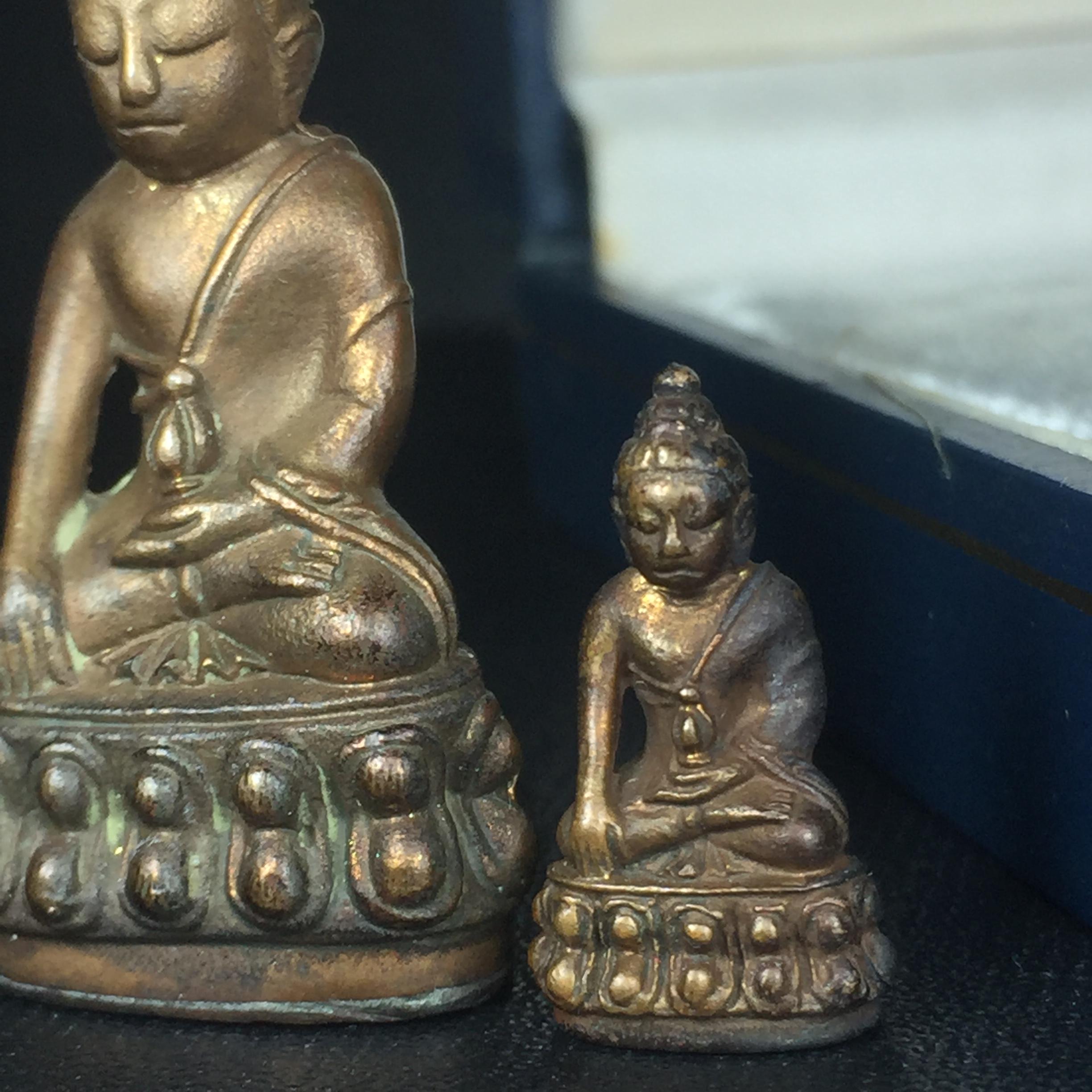 พระกริ่ง-พระชัยวัฒน์ รุ่นศิริสมบัติ อายุสมมงคล 72ปี สมเด็จพระญาณสังวร วัดบวรนิเวศวิหาร ปี 2528 เนื้อสัมฤทธิ์โลหะผสม(ตอกโค๊ด) (สุดยอดชนวนมาลสารรุ่นยอดนิยมที่นำมาจัดสร้าง)พร้อมกล่องบรรจุเดิมครบ รุ่นนี้สร้างน้อย หายาก สภาพสวยมาก