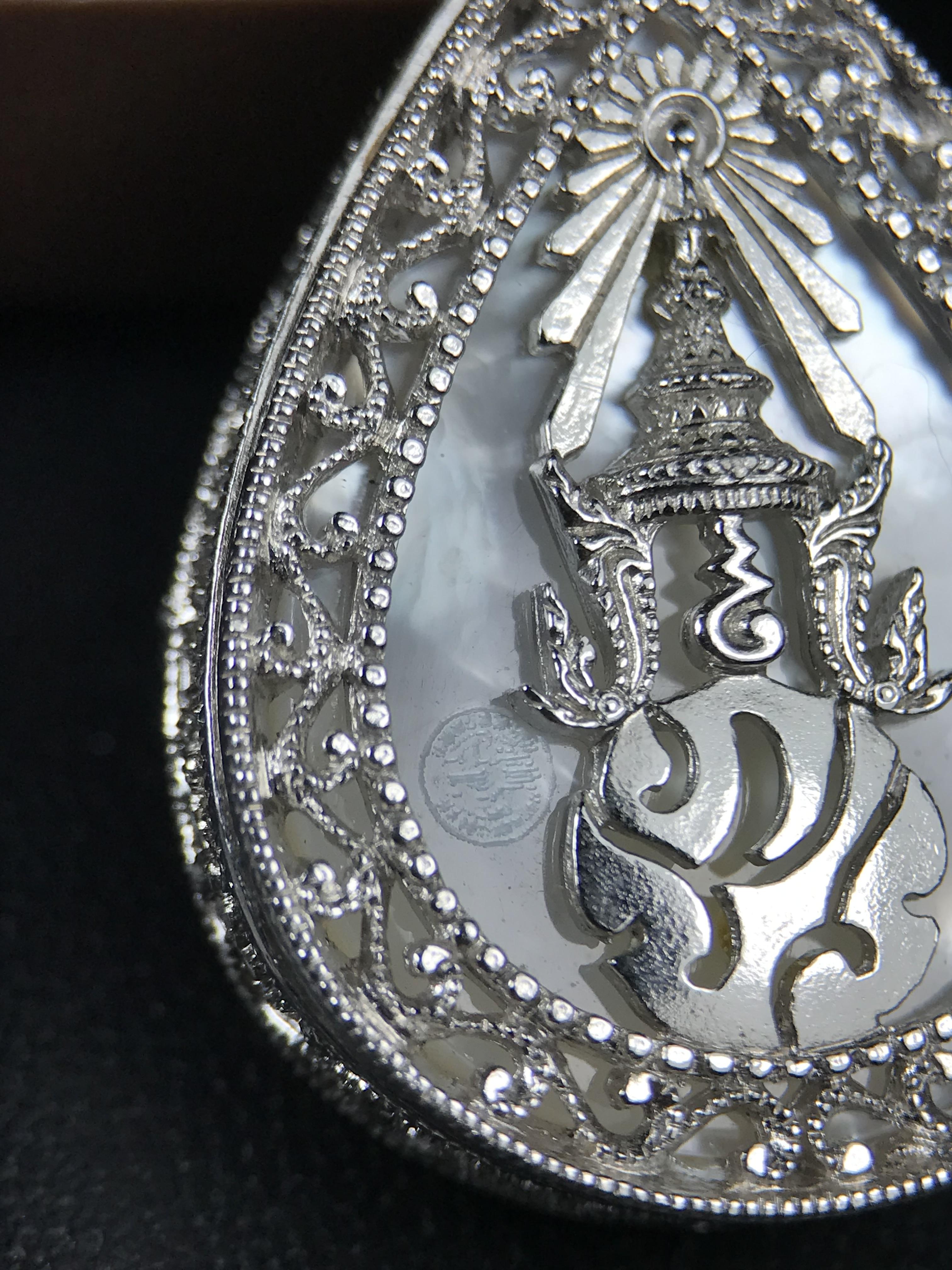 พระพุทธชินราช ภปร. โครงการ "เพราะแผ่นดินนี้ คือ แผ่นดินเกิด" ปี 2548(รุ่นแรก) เหรียญทรงหยดน้ำ ขนาด 21 x 31 มม. เนื้อเงินสามกษัตริย์ องค์พระชุบสามกษัตริย์ ล้อมด้วยกรอบเงินชุบทองคำขาวสลักเสลาเป็นลวดลายละเอียดอ่อน ส่วนพื้นองค์พระเป็นเปลือกหอยมุข