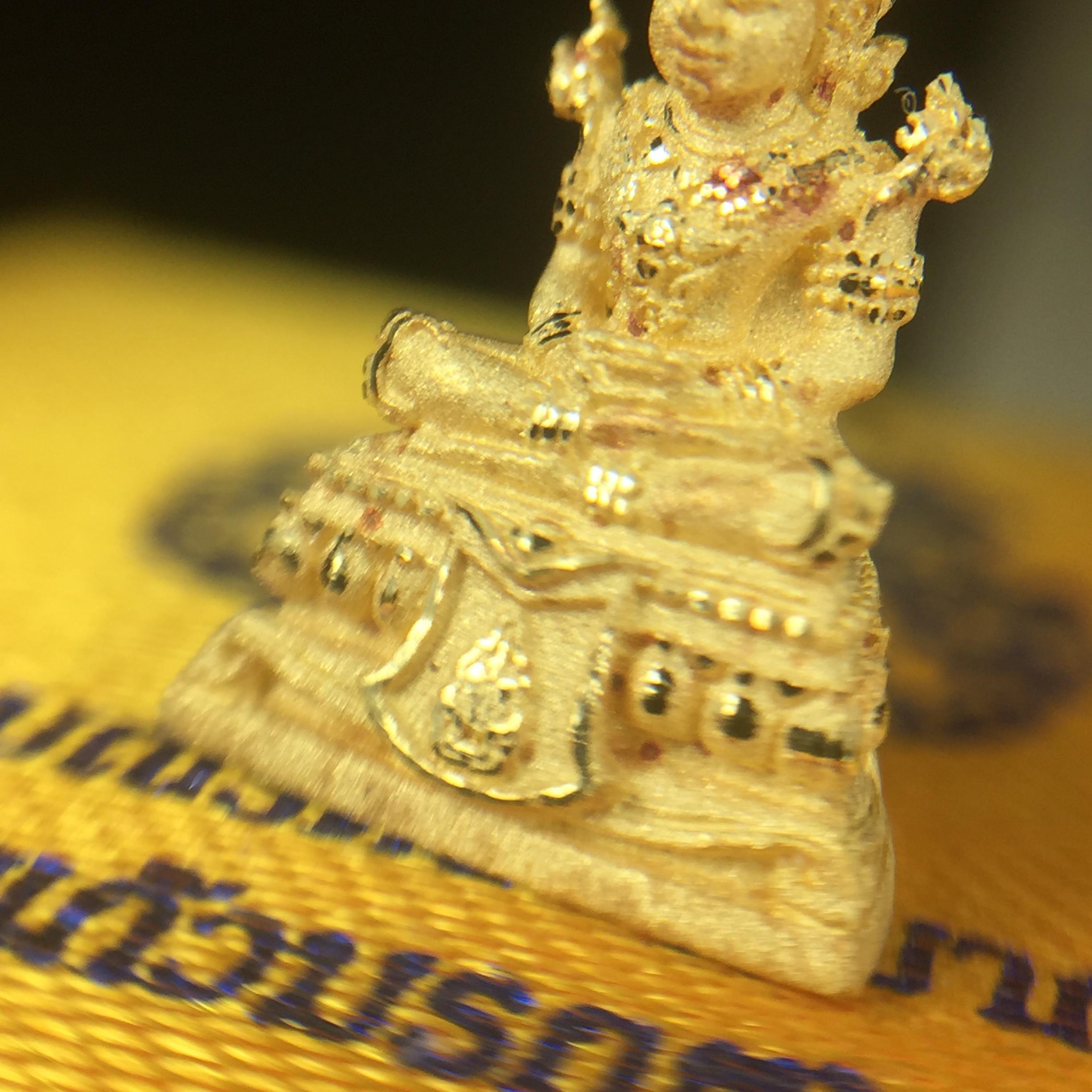 พระแก้วมรกต(จำลอง)ลอยองค์ ขนาดหน้าตัก 1/4 นิ้ว(พิมพ์เล็ก) ทรงเครื่องฤดูร้อน เนื้อทองคำ ตราสัญลักษณ์ฉลองสิริราชสมบัติครบ 60 ปี พ.ศ.2549 (สวย กล่องการ์ดใบรับรอง ครบสมบูรณ์)