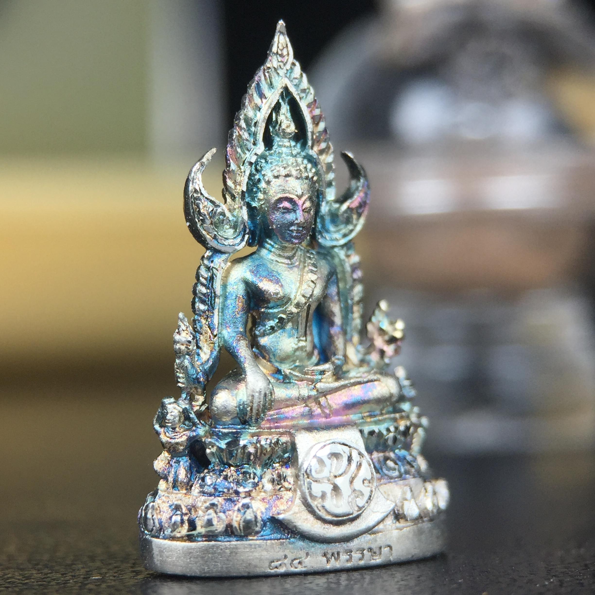 พระพุทธชินราช(จำลอง) ภปร. 84 พรรษา เนื้อเงินชุบทองคำขาว พิมพ์เล็กขนาดหน้าตัก 1/4 นิ้ว (สภาพผิวเดิมสวย ขึ้นสีรุ้งธรรมชาติ แบบนิยม)(พระราชทานมวลสาร จิตรลดาและเส้นพระเจ้า(เส้นผม))พุทธศิลป์ทรงคุณค่าอีกหนึ่งรุ่นยอดนิยม