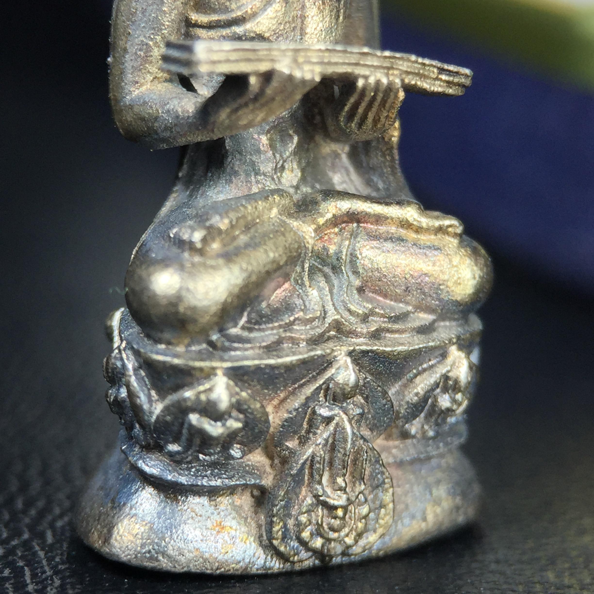 พระกริ่งปรมานุชิตชิโนรส วัดพระเชตุพนวิมลมังคลาราม(วัดโพธิ์) ปี2533 เนื้อเงิน ( ในหลวงรัชกาลที่9เสด็จเททอง)พิธีใหญ่ งดงามด้วยพุทธศิลป์เปี่ยมด้วยพุทธคุณ อีกหนึ่งรุ่นที่แนะนำสะสมบูชา