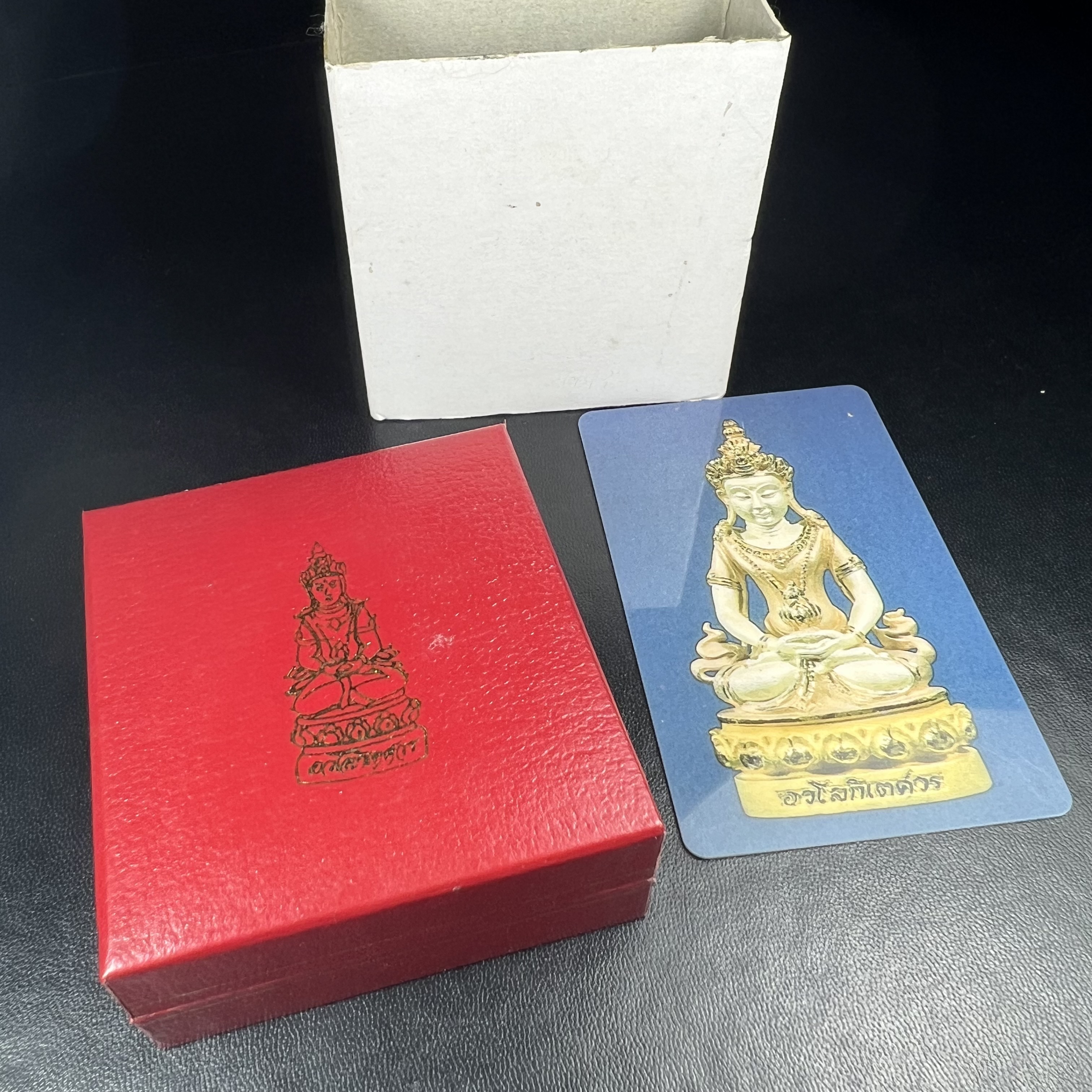 พระกริ่งอวโลกิเตศวร ( เจ้าแม่กวนอิม ) วัดโพธิ์แมนคุณาราม รุ่นอุดมโภคทรัพย์ พ.ศ.2539 เนื้อเงิน 3 กษัตริย์ พ่นทราย(ผิวเดิมสวย เลี่ยมกรอบกันน้ำพร้อมใช้บูชา) (พร้อมกล่องบรรจุการ์ดใบรับรองเดิมครบ) (อีกหนึ่งรุ่นยอดนิยม พุทธศิลป์สวยงดงาม)*ตอกโค๊ตและหมายเลข ๓๘๙๔*