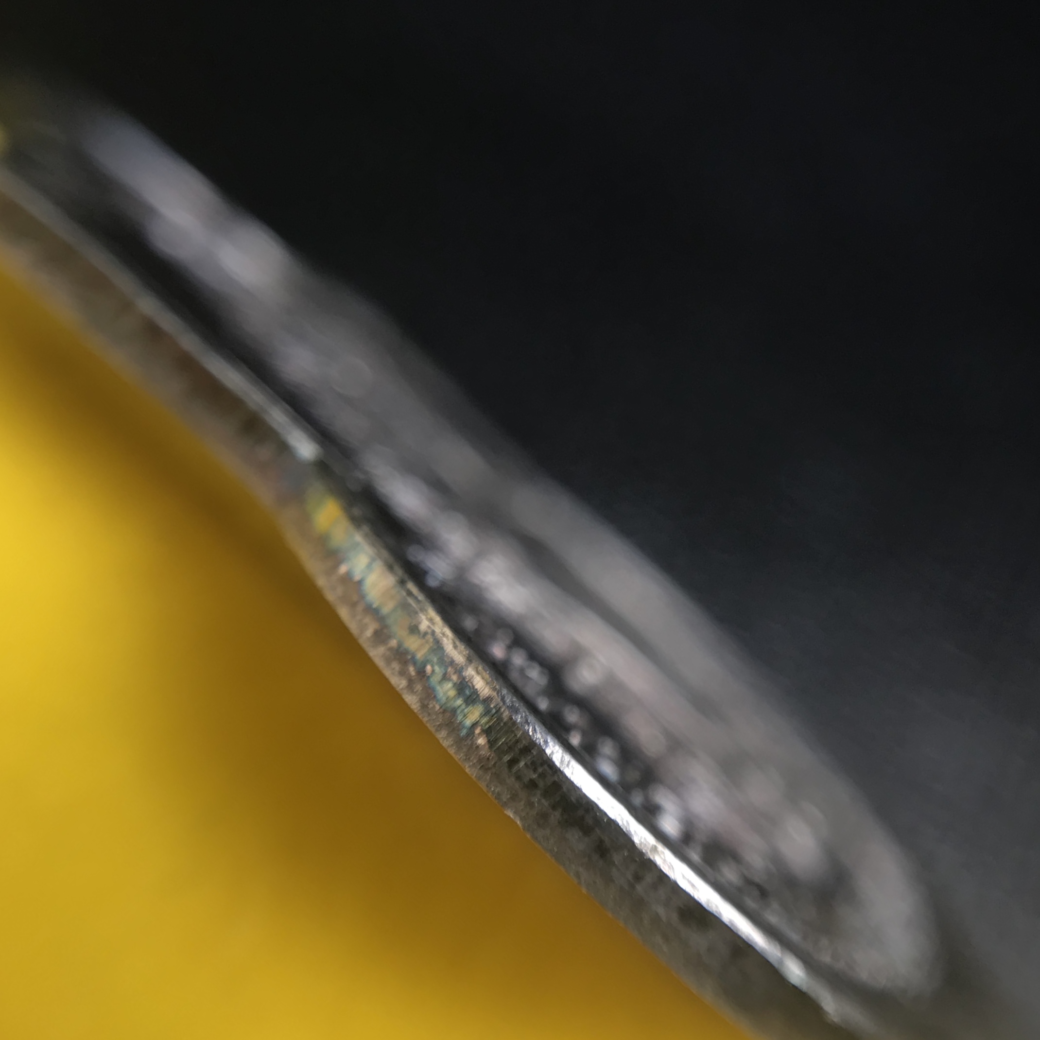 เหรียญพระบาทสมเด็จพระเจ้าอยู่หัว รัชกาลที่9ประทับนั่งบัลลังก์ กระทรวงมหาดไทยจัดสร้าง ปี2539 เนื้อเงินกล่องบรรจุเดิมสภาพสวย เนื้อเงินผิวเดิมขึ้นสีรุ้งธรรมชาติ แบบนิยม หายาก