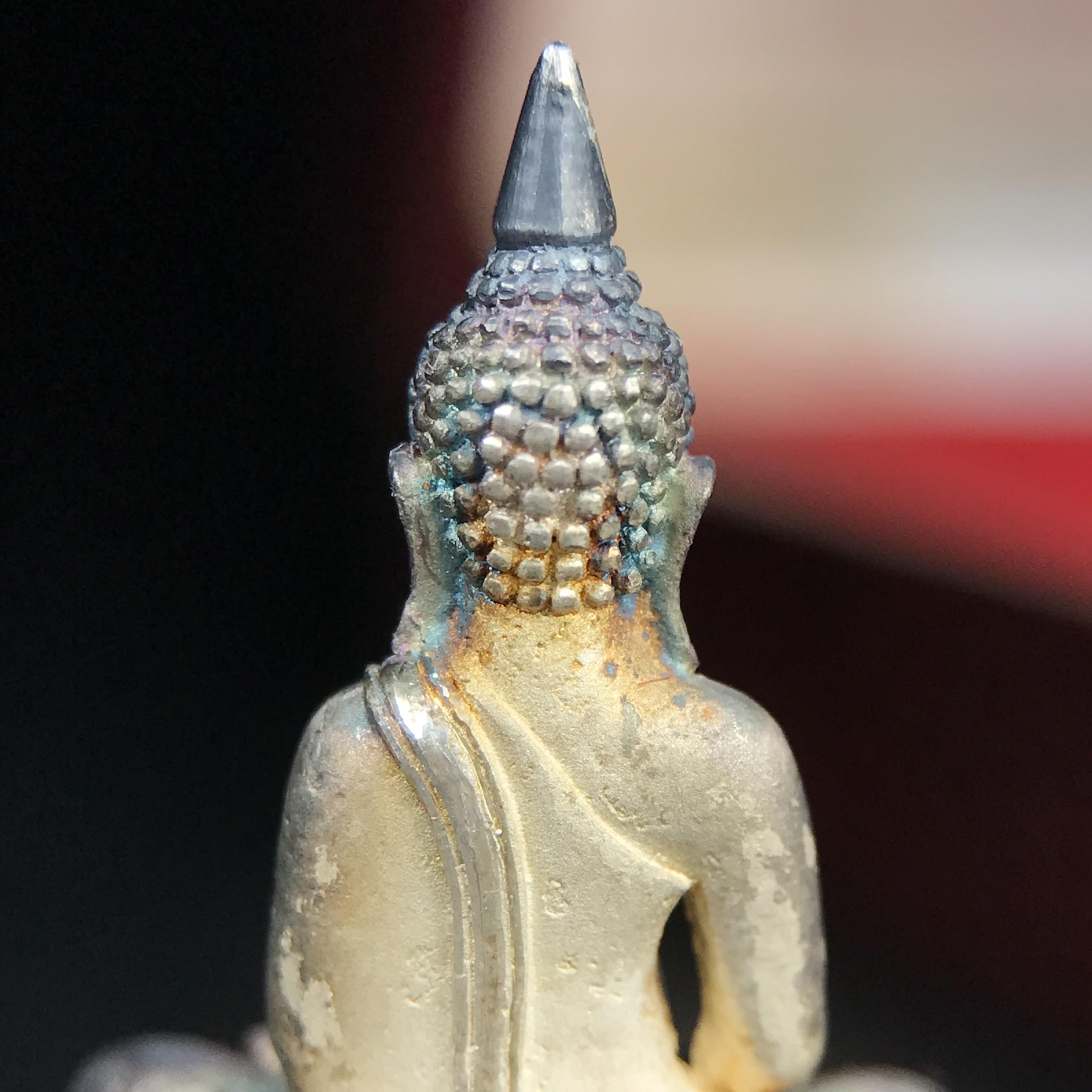 พระพุทธโสธร(หลวงพ่อโสธร) รุ่นสร้างอุโบสถ ปี2539 เนื้อเงินทรายนวลขัดเงาบางส่วน ลอยองค์พิมพ์ใหญ่ สภาพสวยกล่องบรรจุเดิมครบสมบูรณ์(งานแพรนด้า จิวเวลรี่)สวยงดงาม(เนื้อเงินผิวเดิมรุ้งสวยสวย องค์หมายเลขสวย ๒๒๒๒๕)