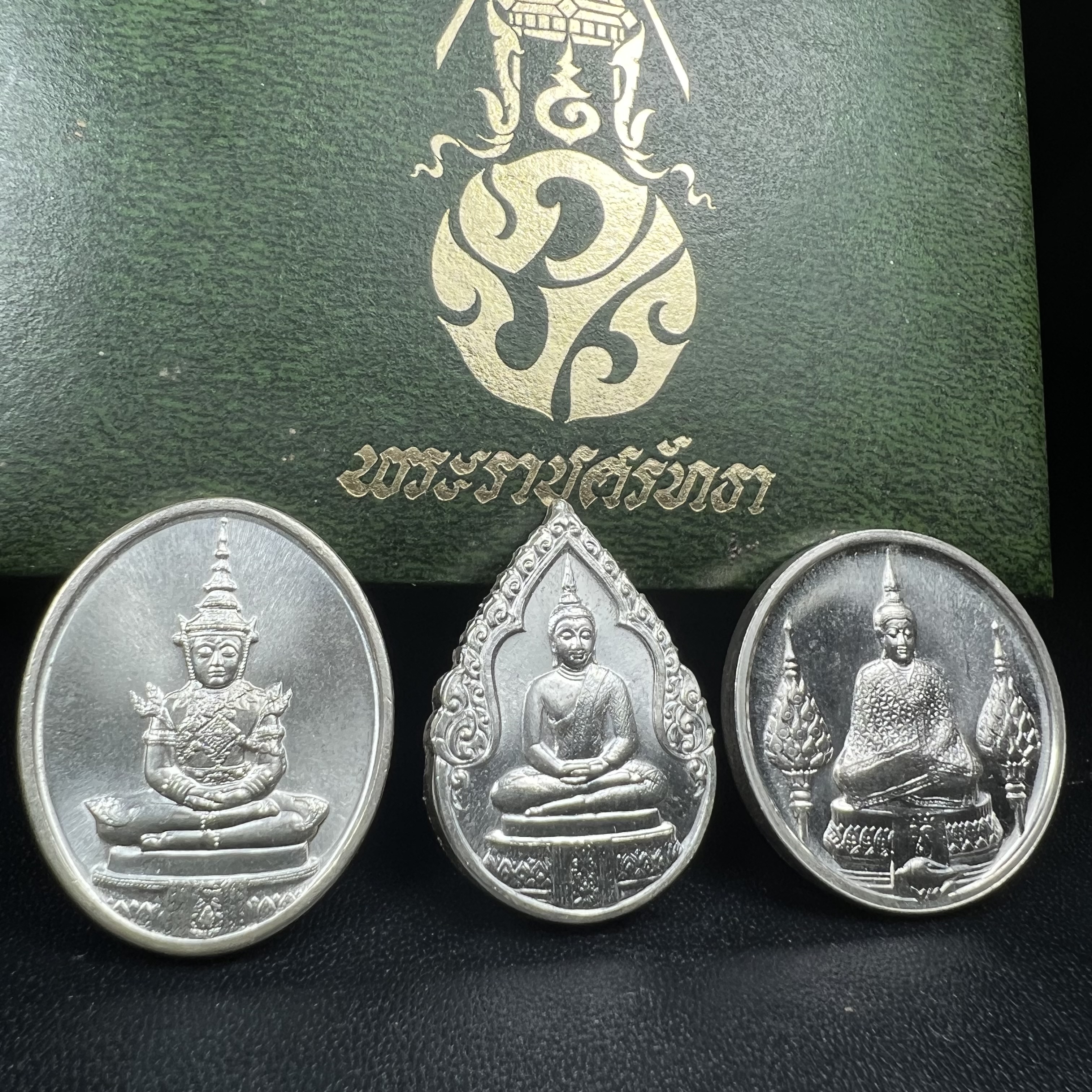 เหรียญพระแก้วมรกตหลัง ภปร. ฉลองกรุงรัตนโกสินทร์ครบ 200 ปี พ.ศ.2525 เนื้อเงินกล่องบรรจุเดิมครบ3พิมพ์(บล็อกพระราชศรัธา)(ในหลวงรัชกาลที่9 เสด็จในพิธี)พระคู่บ้านคู่เมือง...พระดี...พิธีใหญ่