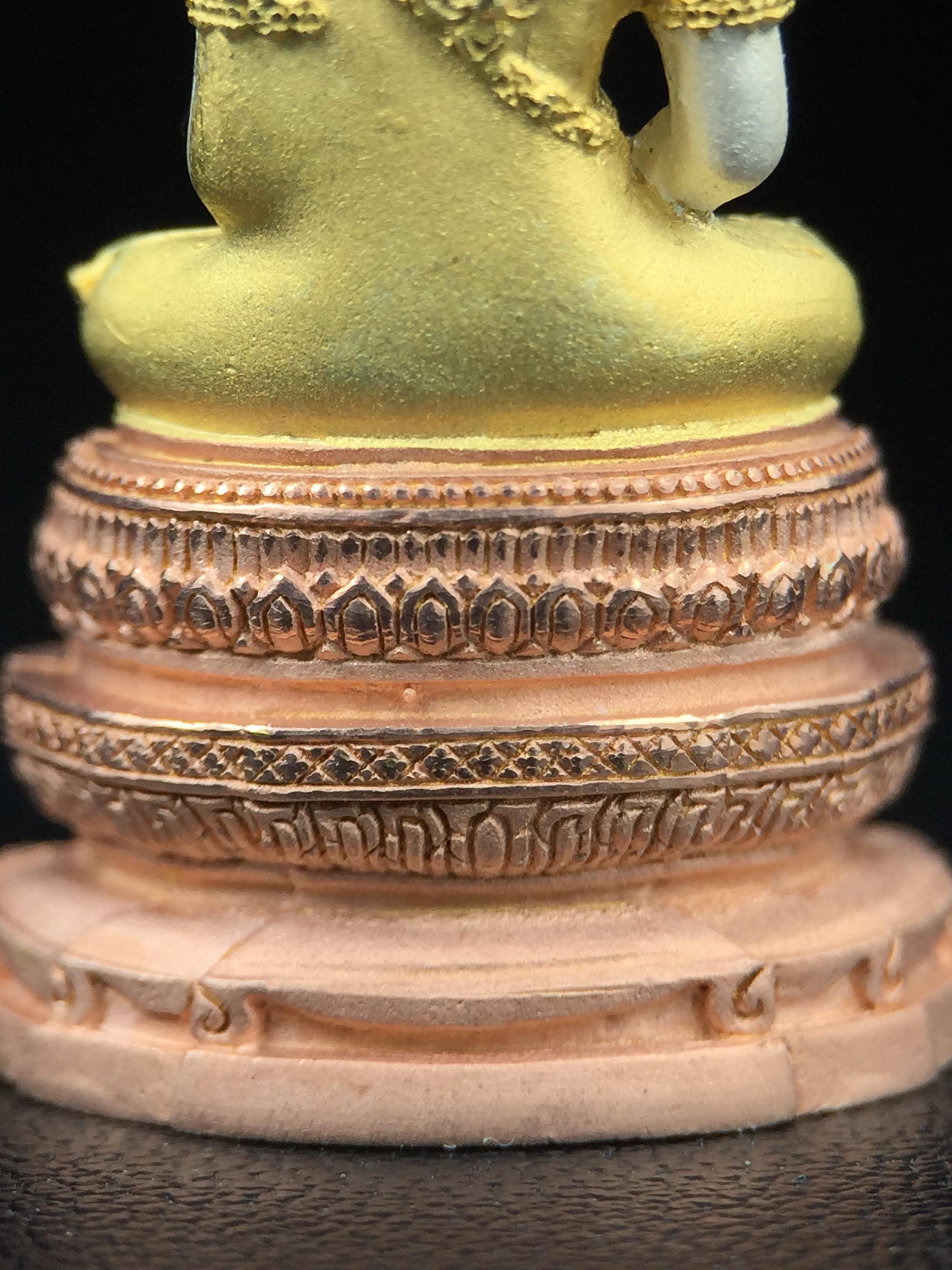 พระแก้วมรกต ภปร. ปี2547 จัดสร้างโดย รพ.ภูมิพลฯ เนื้อเงิน (3 กษัตริย์)ลอยองค์ หน้าตัก 1/2 นิ้ว งดงามทรงคุณค่าอีกหนึ่งรุ่นยอดนิยม หายาก