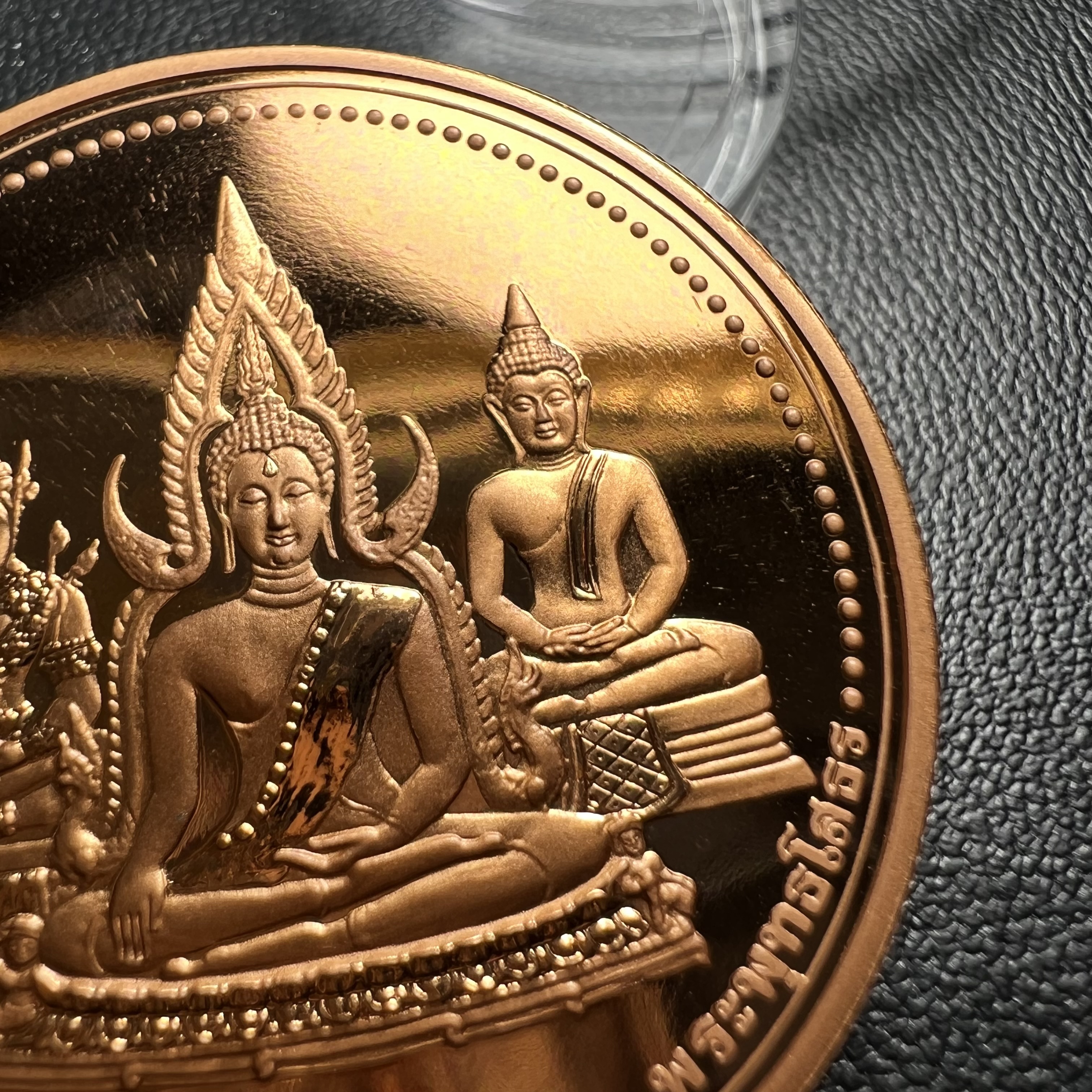 เหรียญพระแก้วมรกต พระพุทธชินราช พระพุทธโสธร รุ่นพุทธบารมี ปี 2540 เนื้อทองแดงขัดเงา พิธีพุทธาภิเษก 2 พิธี มหามงคล (พระพุทธคู่บ้านคู่เมือง รูปแบบเหรียญสวยงดงามมาก พิธีใหญ่ เป็นที่นิยม)