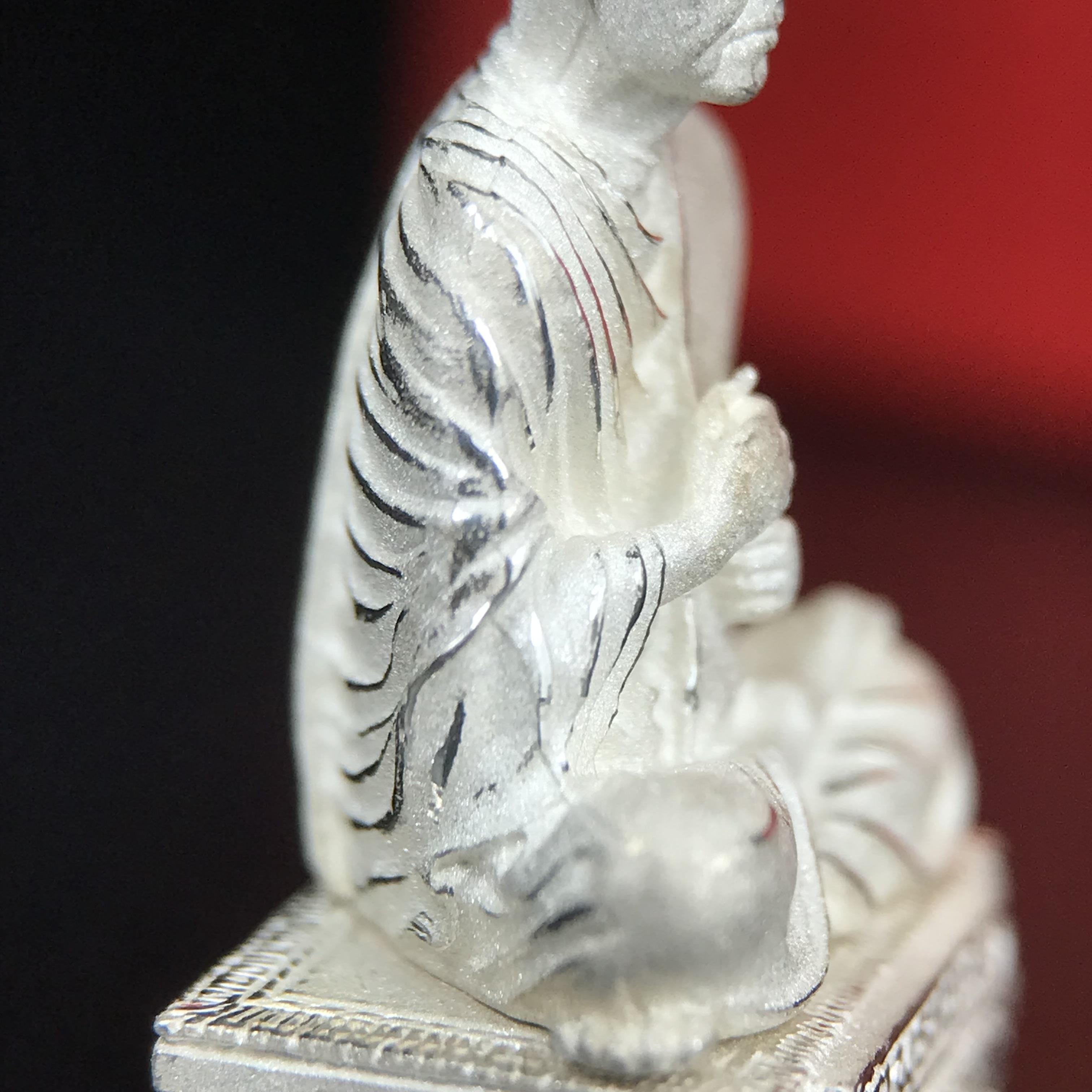 สมเด็จพุฒาจารย์ (โต พรหมรังสี) อนุสรณ์ 128 ปี สมเด็จพระญาณสังวร สมเด็จพระสังฆราช ทรงเมตตาอธิฐานจิต ปี 2543 มหาพุทธาภิเษก 3วาระ รูปเหมือนลอยองค์พิมพ์ใหญ่เนื้อเงิน ขนาด 1.5 x 2.5 ซม. ทรงคุณค่าทั้งด้านความงานด้านพุทธศิลป์ และพุทธคุณ(องค์หมายเลข ๑๐๘(เลขสวย)