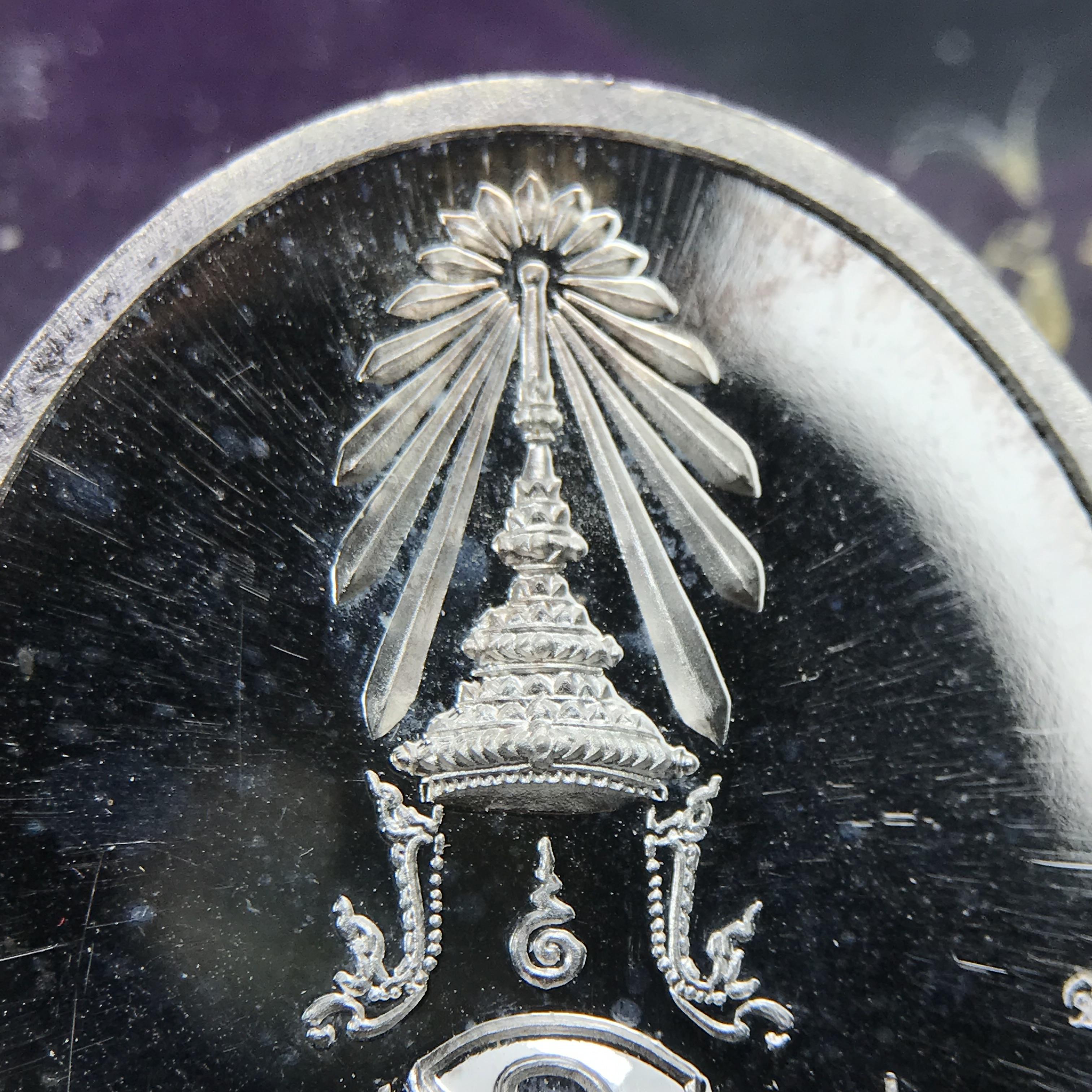 พระพุทธนวราชบพิตร ภปร. ที่ระลึก 7รอบ 84พรรษา ในหลวงรัชกาลที่ 9 วัดตรีทศเทพ จัดสร้าง พ.ศ. 2554 เหรียญเนื้อเงินสภาพสวยกล่องเดิมครบ ตอกโค๊ตและหมายเลข ๔๐๔๒ (1 ใน 9000 เหรียญ)***นิมิตหมายแห่งคุณพระรัตนตรัย และความผูกพันระหว่างพระมหากษัตริย์กับพสกนิกร***