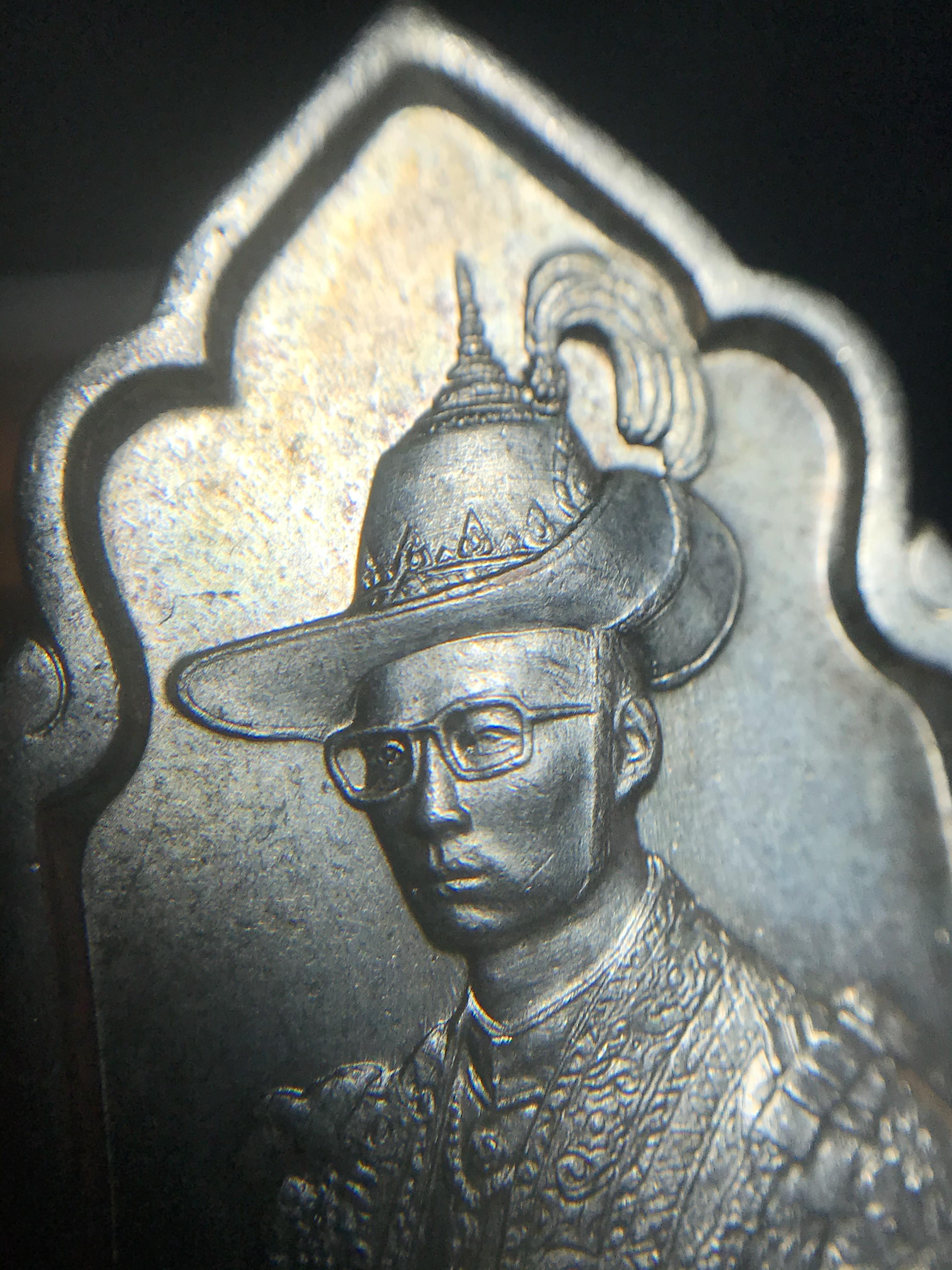 เหรียญนวมหาราชเฉลิมพระชนพรรษา 5 รอบ รัชกาลที่9 ปี 2530 เนื้อนวโลหะกล่องบรรจุเดิม(หายาก)(สภาพคัดสวย วงเดือน พระพักต์คมชัด)