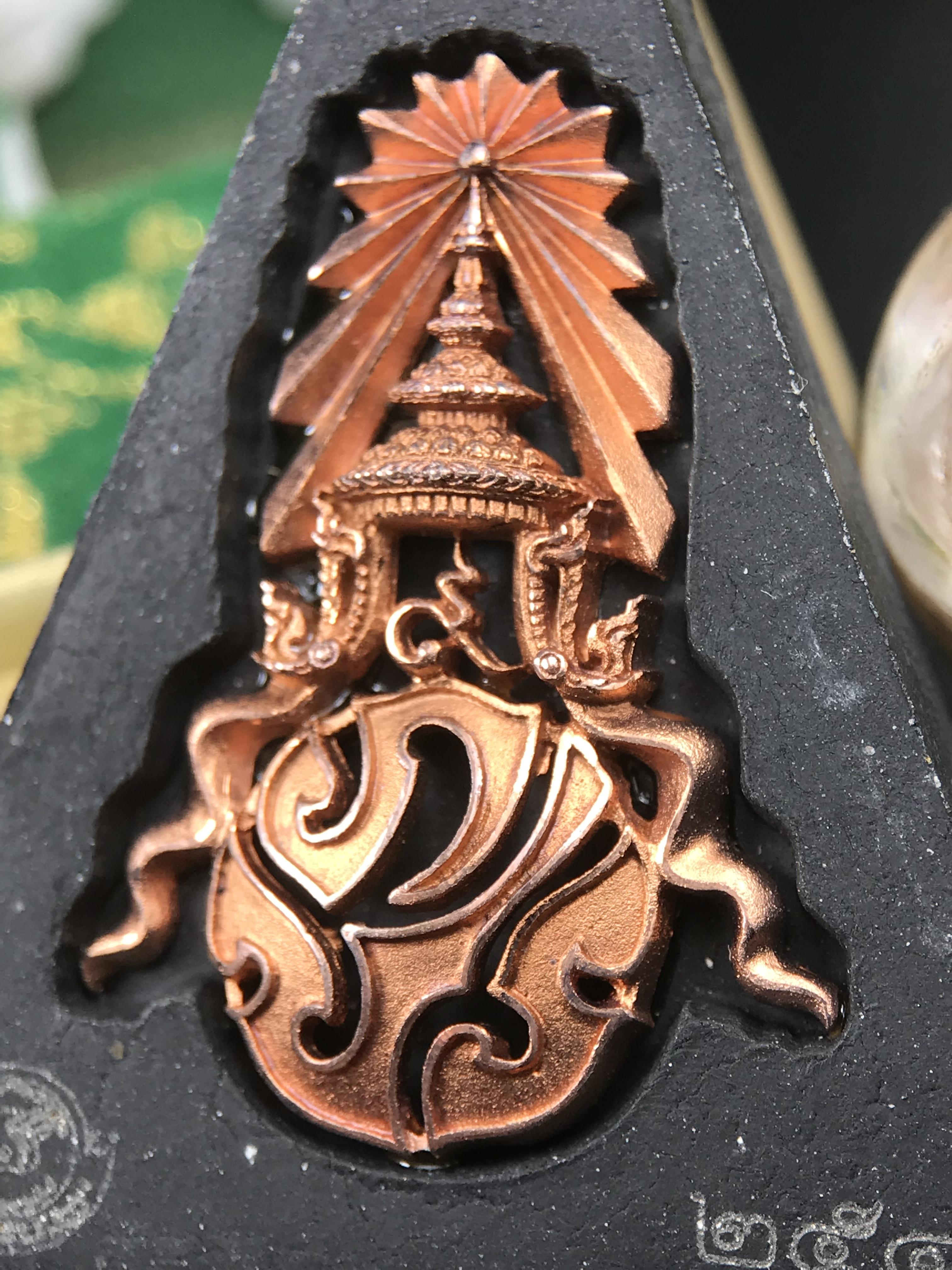 พระพุทธชินราช ภปร. 84พรรษา เนื้อผงปิดทองด้านหน้า หลัง ภ.ป.ร. เนื้อแดง (พระราชทานมวลสาร จิตรลดาและเส้นพระเจ้า(เส้นผม)ในหลวงรัชกาลที่9)พุทธศิลป์ทรงคุณค่าอีกหนึ่งรุ่นยอดนิยม(องค์หมายเลข ๒๕๔๙)1 ใน 10000 องค์