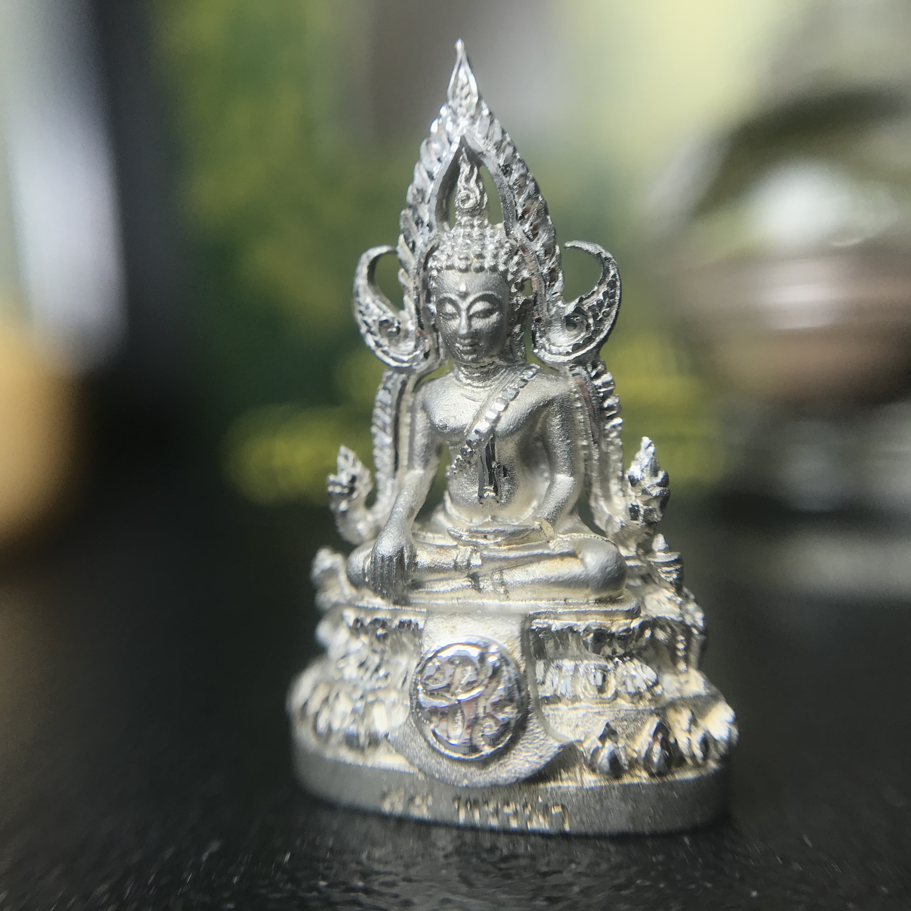 พระพุทธชินราช(จำลอง) ภปร. 84 พรรษา เนื้อเงินชุบทองคำขาว พิมพ์เล็กขนาดหน้าตัก 1/4 นิ้ว (สภาพสวยเดิม)(เลขสวย นัมเบอร์ 2666) )(พระราชทานมวลสาร จิตรลดาและเส้นพระเจ้า(เส้นผม))