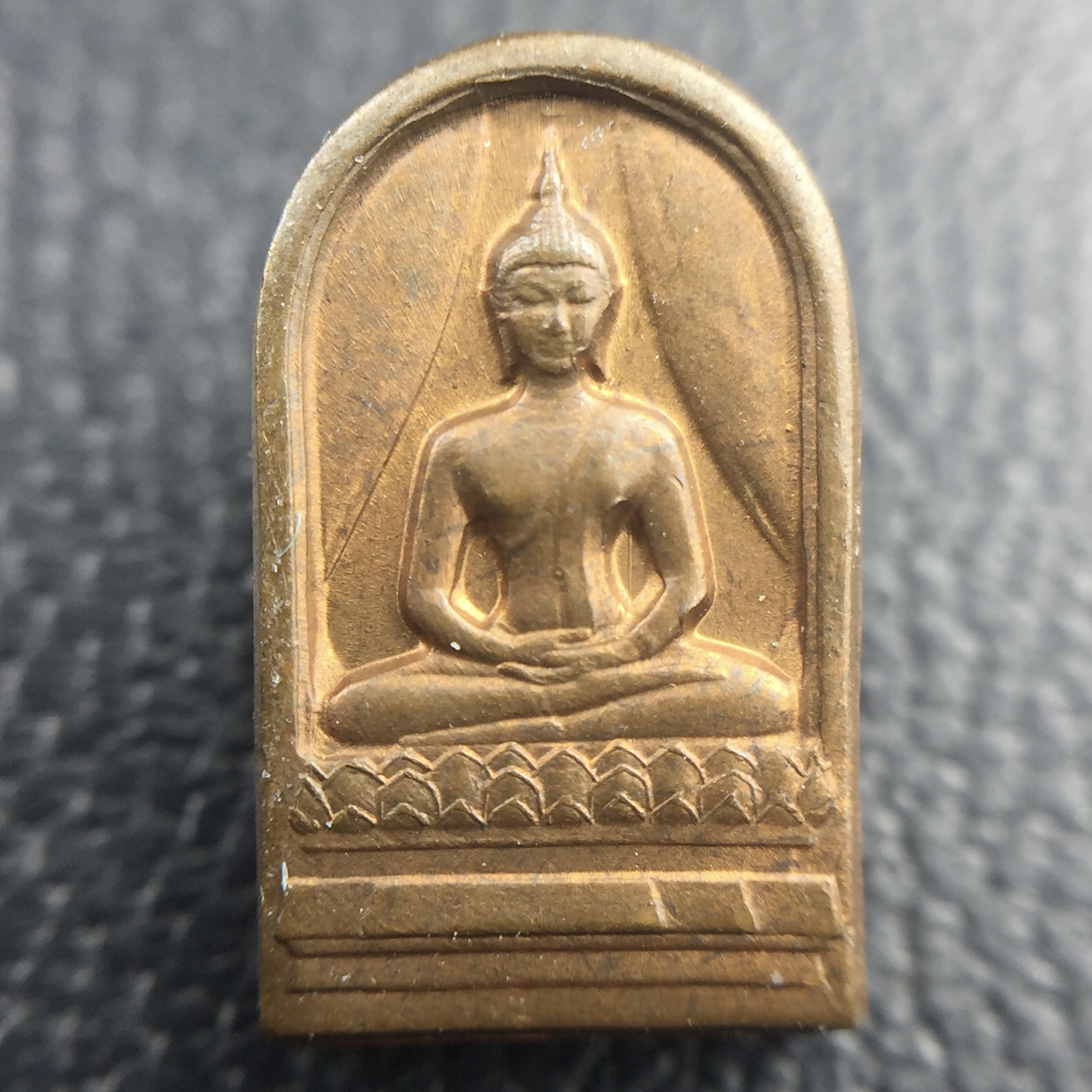 พระปรกใบมะขาม พระพุทธสิหิงค์ ภปร. ธรรมศาสตร์ 50ปี เนื้อทองแดง(ตอกสองโค๊ด ผ่านสองพิธีวาระ 50ปีและ60ปี หายากนิยม)(คัดสภาพสวย)(ในหลวงรัชกาลที่9 เสด็จเททอง)(พระปรกใบมะขาม ภปร. รุ่นแรก)(พิธีใหญ่ เกจิที่มีชื่อเสียงมาร่วมปลุกเสกจำนวนมาก ชนวนมาลสารเก่าเข้มขลัง )