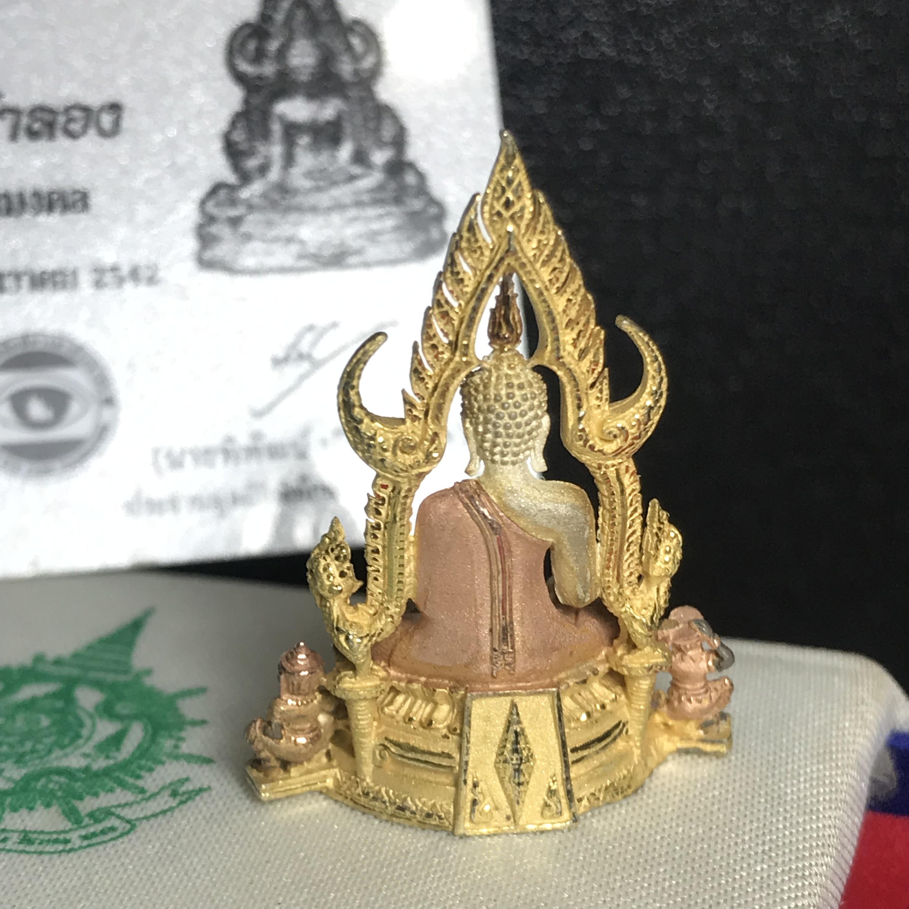 พระพุทธชินราช ภปร. ในวโรกาสพระราชพิธีมหามงคล เฉลิมพระชนมายุ6รอบ 5ธันวาคม2542) เนื้อเงินสามกษัตริย์ พิมพ์ขนาดใหญ่ พร้อมกล่องบรรจุและใบรับรองเดิม