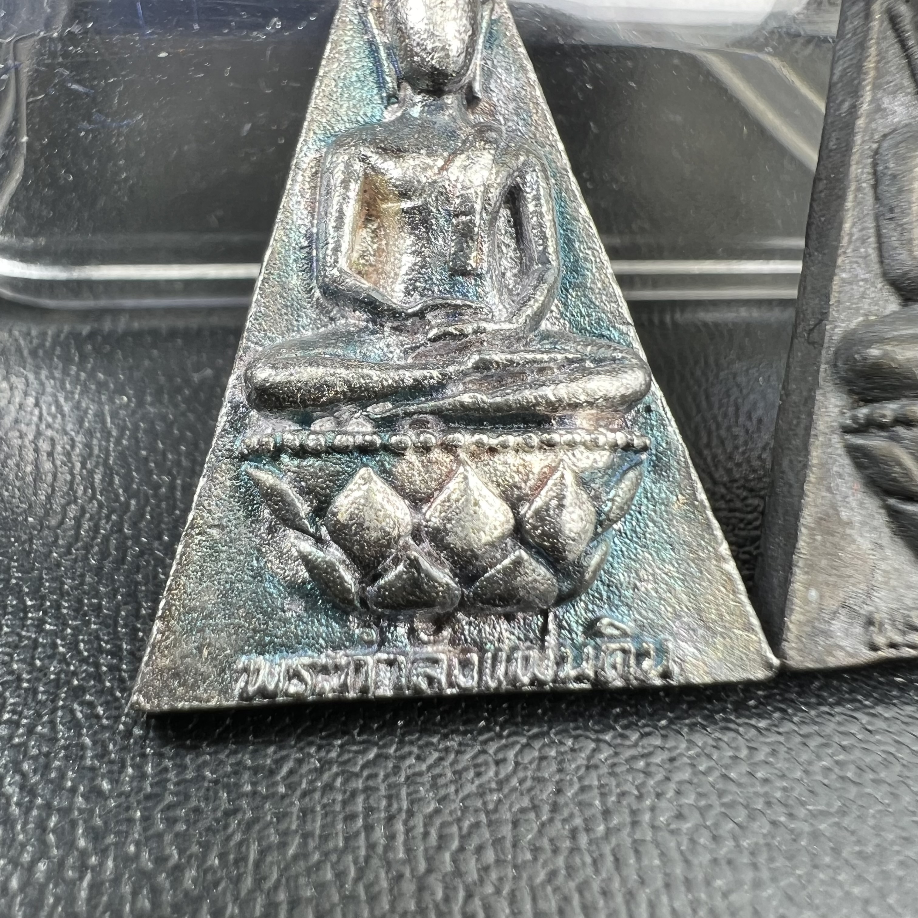 พระกำลังแผ่นดิน (สมเด็จจิตรลดา2) จัดสร้างเฉลิมพระเกียรติ ร.9 ครองราชย์ 50 ปี 2539 เนื้อเงิน(ผิวเดิมกลับดำ รุ้งๆสวย)+เนื้อนวโลหะ(สร้างน้อยหายาก)พร้อมกล่องบรรจุเดิมครบสมบูรณ์(1ใน2539องค์)