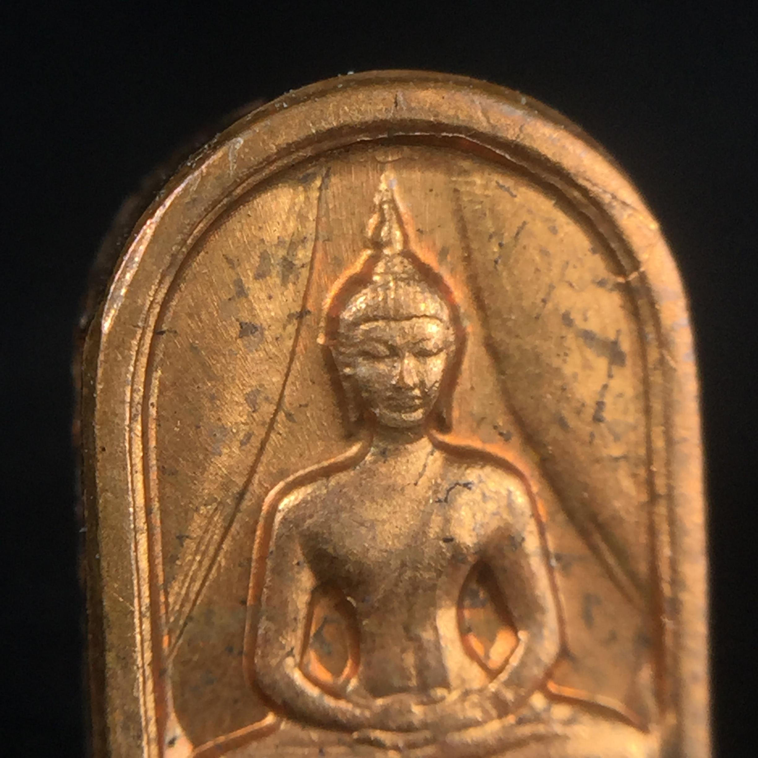 พระปรกใบมะขาม พระพุทธสิหิงค์ ภปร. ธรรมศาสตร์ 50ปี เนื้อทองแดง(คัดสภาพสวย)(ในหลวงรัชกาลที่9 เสด็จเททอง)(พระปรกใบมะขาม ภปร รุ่นแรก)