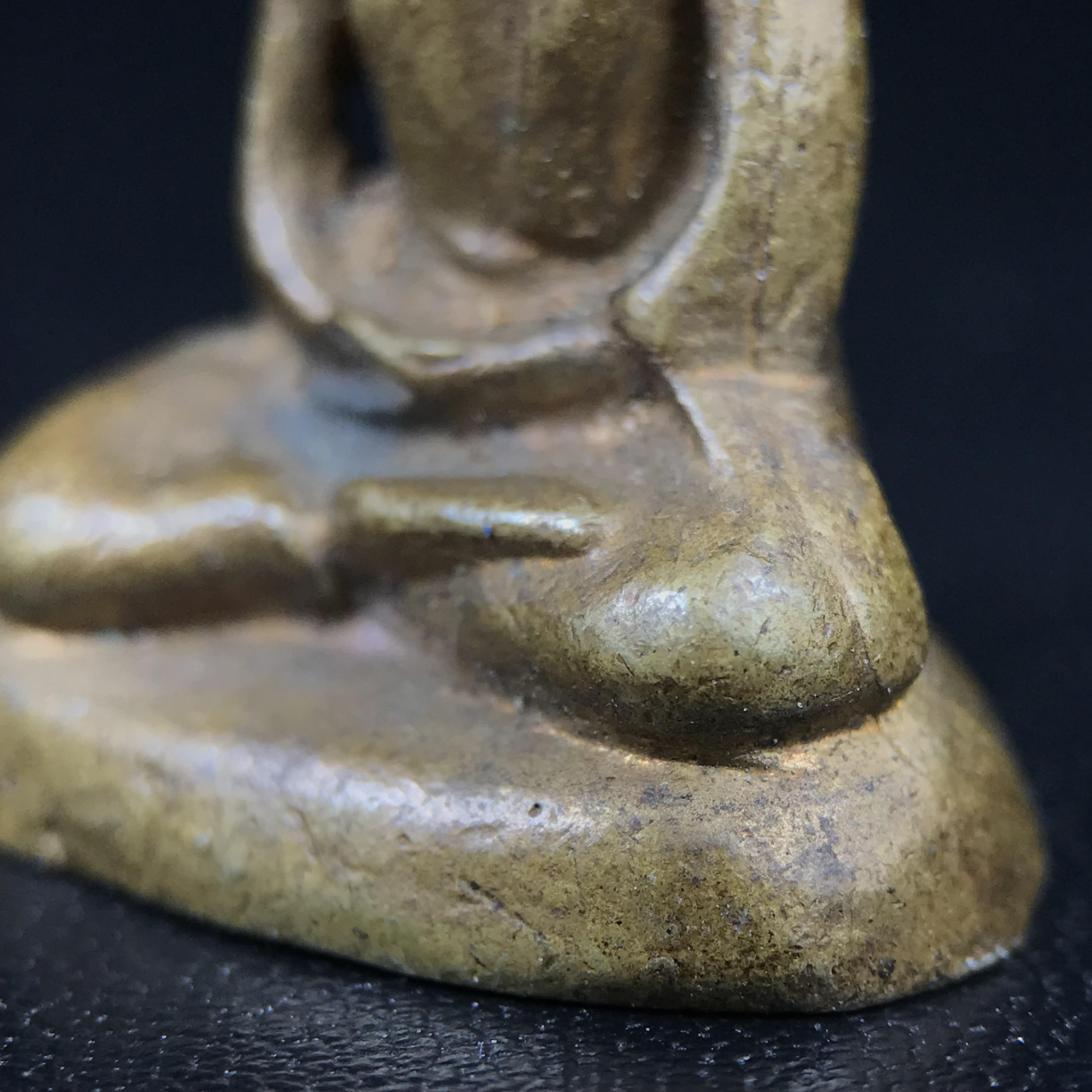 พระกริ่งฝีพระหัตถ์สมเด็จย่า ขนาดห้อยบูชาขนาดเล็ก จัดสร้างขึ้นเนื่องในวาระครบ 6 รอบ เมื่อวันที่21 ตุลาคม พ.ศ.2515(ในหลวงรัชกาลที่ 9 เสด็จพระราชดำเนินทรงเททอง)ปลุกเสกยิ่งใหญ่ เกจิ 108 รูป ร่วมปลุกเสก คัดสภาพสวยแบบนี้พบเจอน้อยมาก หมายเลขต้นๆหลักร้อย หายากมาก