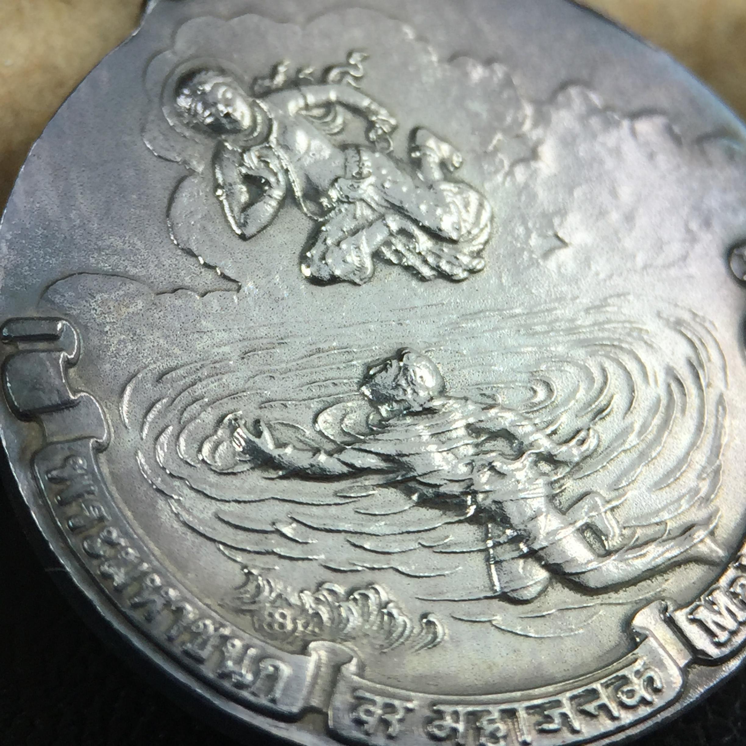 เหรียญพระมหาชนก ปี2542 พิมพ์เล็ก เนื้อเงินผิวเดิมสีรุ้งธรรมชาติแบบนิยม พร้อมหนังสือสภาพสวยครบชุด(เหรียญแห่งความเพียร)