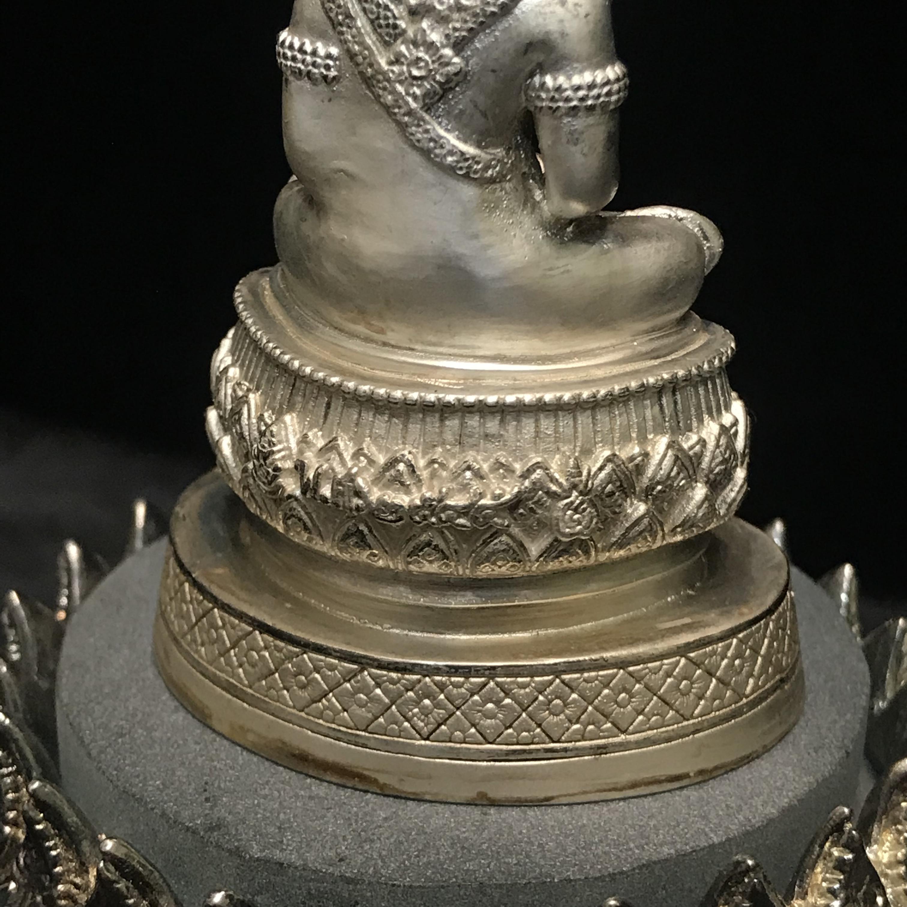 พระแก้วมรกต ภปร.(รุ่นแรก) ปี2545 รุ่นฉลองกรุงรัตนโกสินทร์ครบ 220 ปี หล่อลอยองค์ เนื้อเงิน ขนาดบูชา 50*90 มม. พร้อมฐานวางครอบแก้วเดิม(สวยงามและหายากมาก)