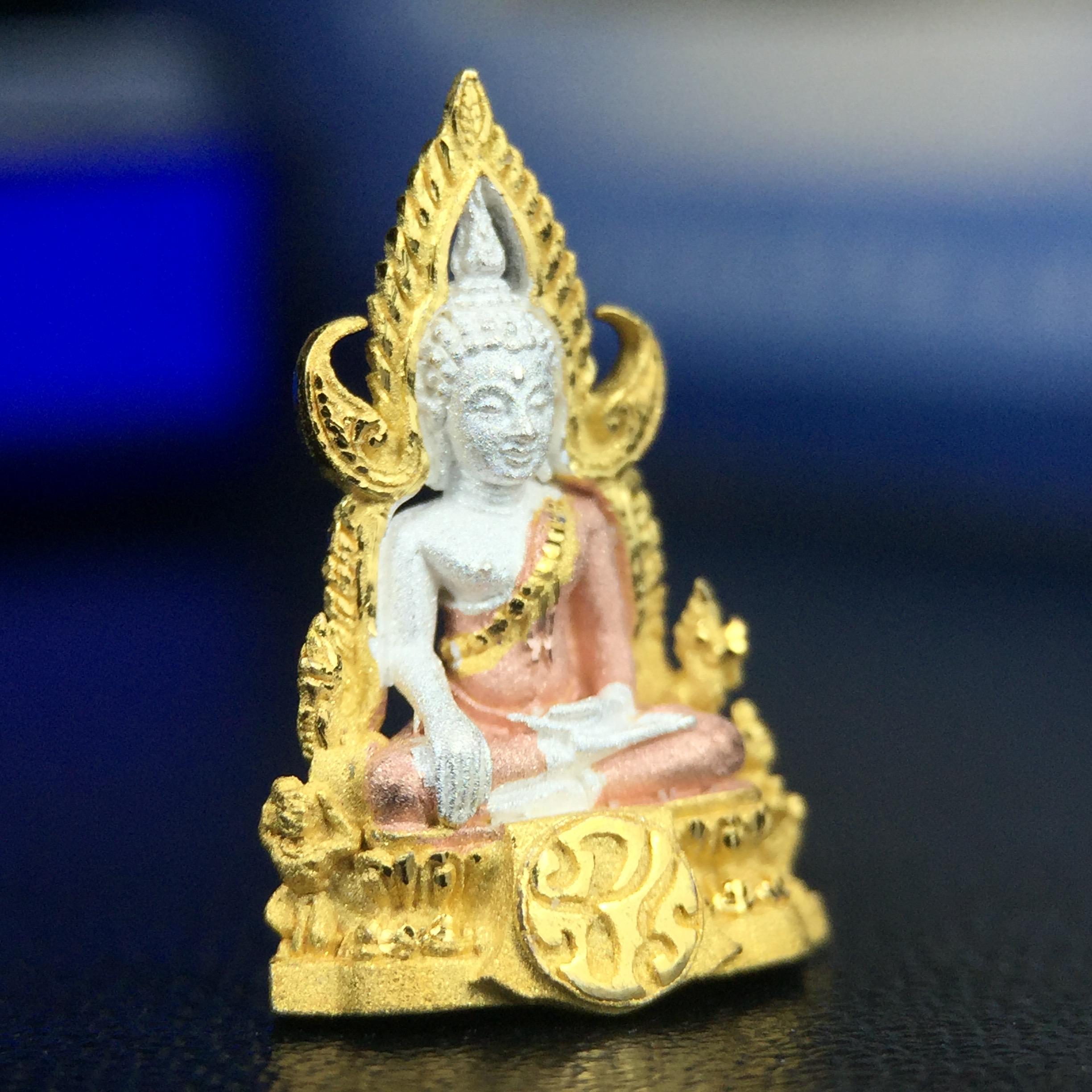 พระพุทธชินราช ภปร. โครงการ เพราะแผ่นดินนี้คือแผ่นดินเกิด เนื้อเงินชุบสามกษัตริย์ ปี2551 ขนาดหน้าตัก1/4นิ้ว (สวยงามทรงคุณค่า อีกหนึ่งรุ่นยอดนิยมหายาก) (สภาพคัดสวย กล่องบรรจุเดิมครบ)