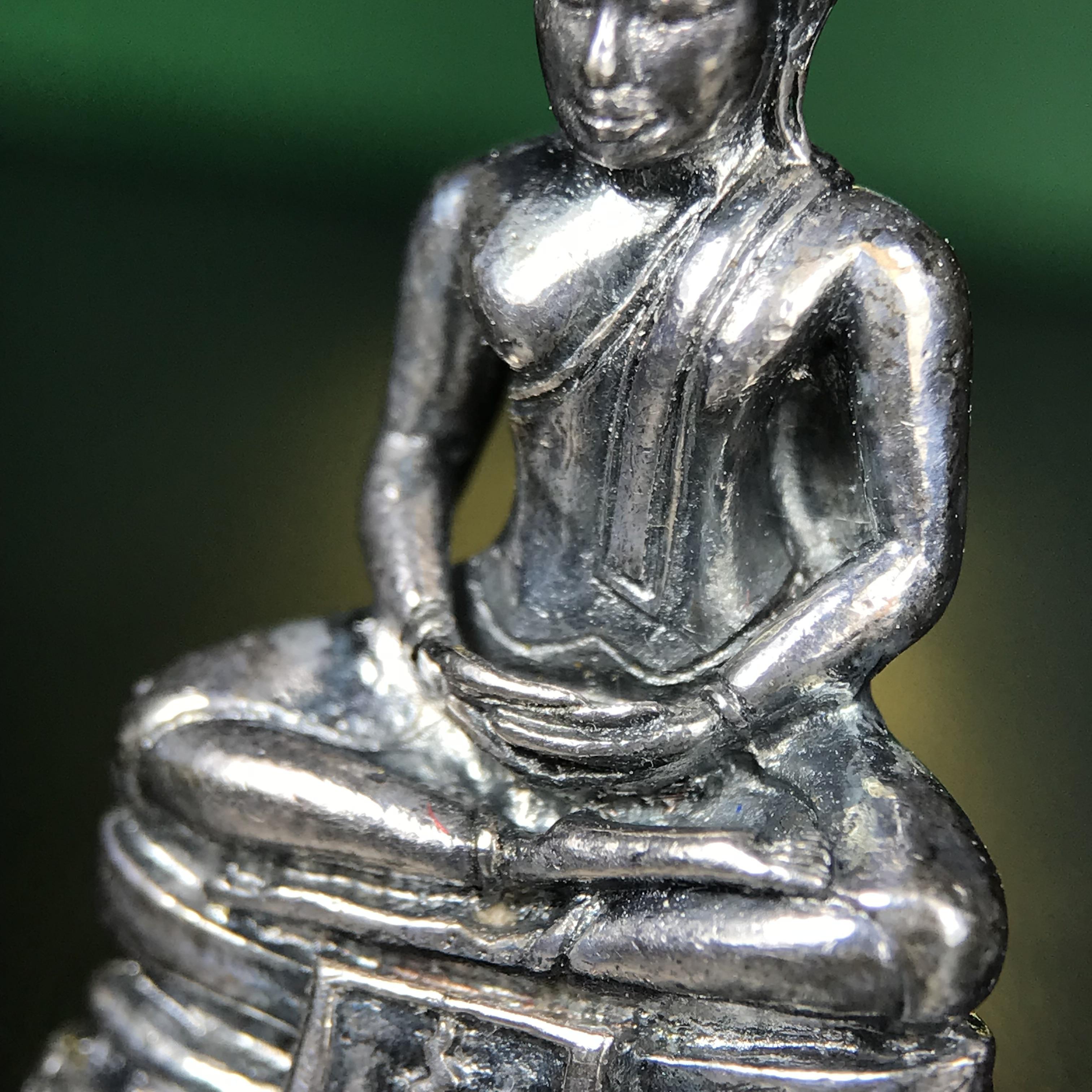 พระพุทธโสธร รุ่น กศก. 120 ปี เนื่องในโอกาสครบ 120 ปี กรมศุลกากร กระทรวงการคลัง จัดสร้าง ปี 2537 เนื้อเงินบริสุทธิ์ 99.9% ผิวขัดเงาลงดำ(เข้มขลัง)(งานบริษัท แพรนด้า จิวเวลรี่)สวยงดงาม ทรงคุณค่า