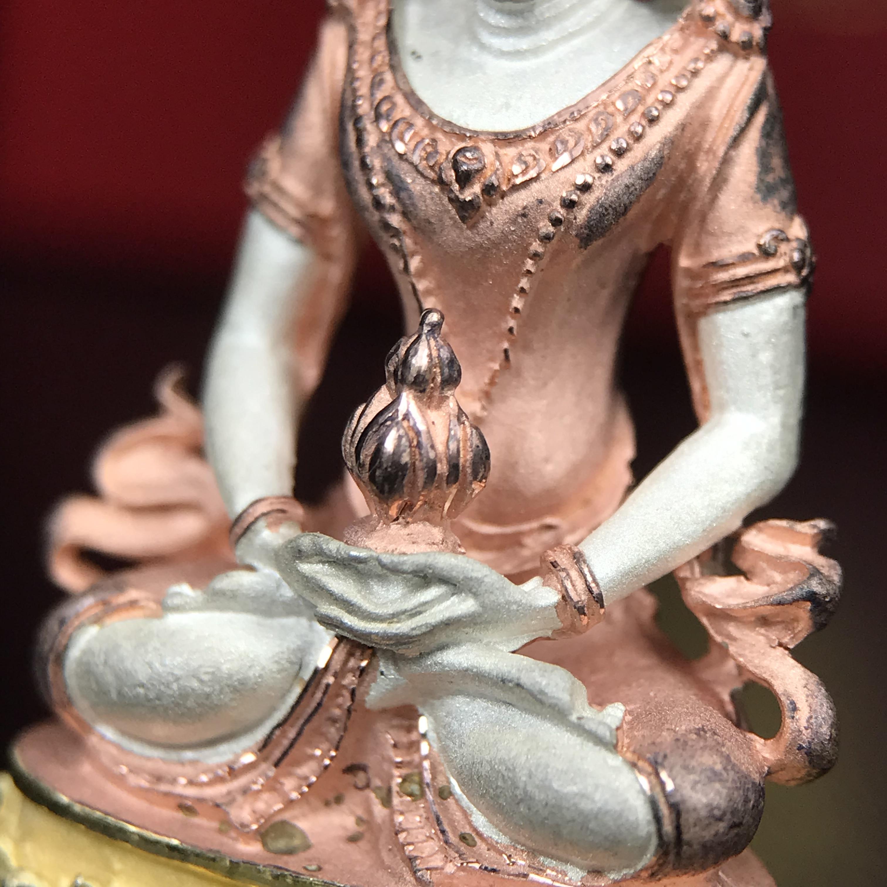 พระกริ่งอวโลกิเตศวร ( เจ้าแม่กวนอิม ) วัดโพธิ์แมนคุณาราม รุ่นอุดมโภคทรัพย์ พ.ศ.2539 เนื้อเงิน 3 กษัตริย์ (องค์พิเศษกรรมการ ฝังเพชรตำแหน่งดวงตาที่สามกลางหน้าผาก 1 เม็ด)(อีกหนึ่งรุ่นยอดนิยม พุทธศิลป์สวยงดงาม)***องค์พิเศษกรรมการฝังเพชร พบเจอน้อยหายากมาก***