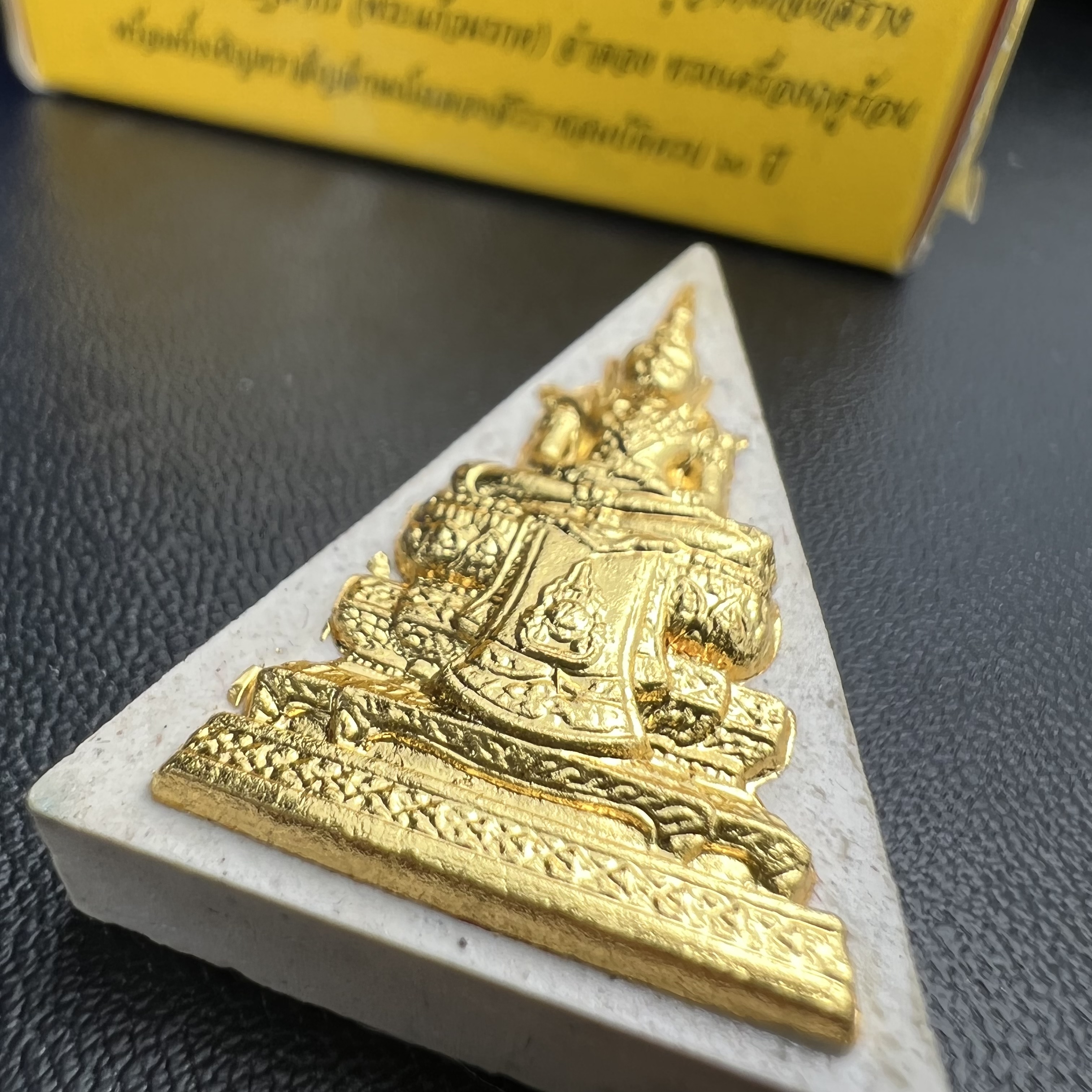 พระแก้วมรกต(จำลอง)ทรงเครื่องฤดูร้อน พระผงบูชา ด้านหน้าปิดทอง ด้านหลังตราสัญลักษณ์ฉลองสิริราชสมบัติครบ 60ปี เนื้อเงิน(รุ่นนี้ได้พระราชทานเส้นพระเจ้า(เส้นผม)รัชกาลที่9ในการจัดสร้าง)