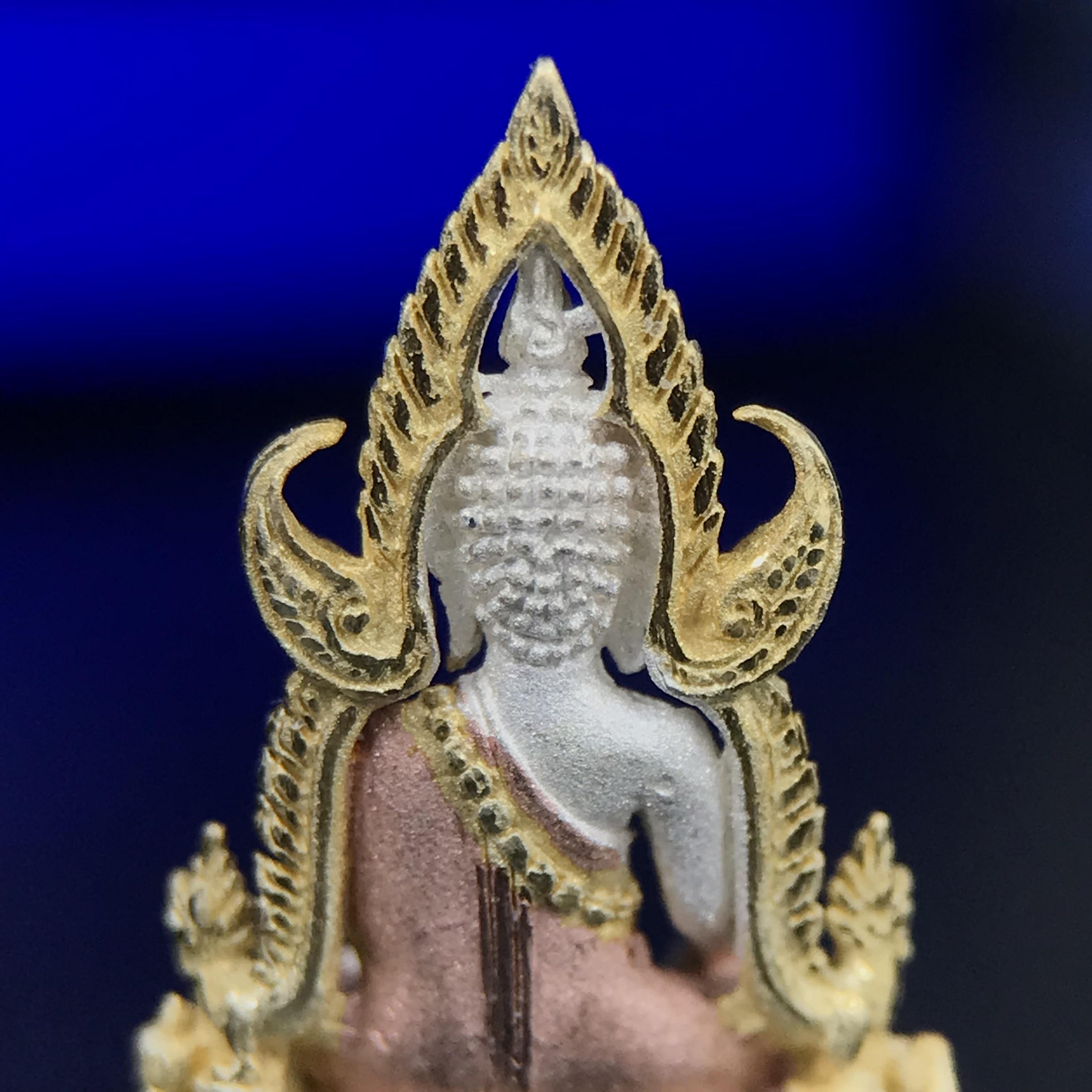 พระพุทธชินราช ภปร. โครงการ เพราะแผ่นดินนี้คือแผ่นดินเกิด เนื้อเงินชุบสามกษัตริย์ ปี2551 ขนาดหน้าตัก1/4นิ้ว(ขนาด1.1x1.6 ซม.) (สวยงามทรงคุณค่า อีกหนึ่งรุ่นยอดนิยมหายาก) (สภาพคัดสวย กล่องบรรจุเดิมครบ)