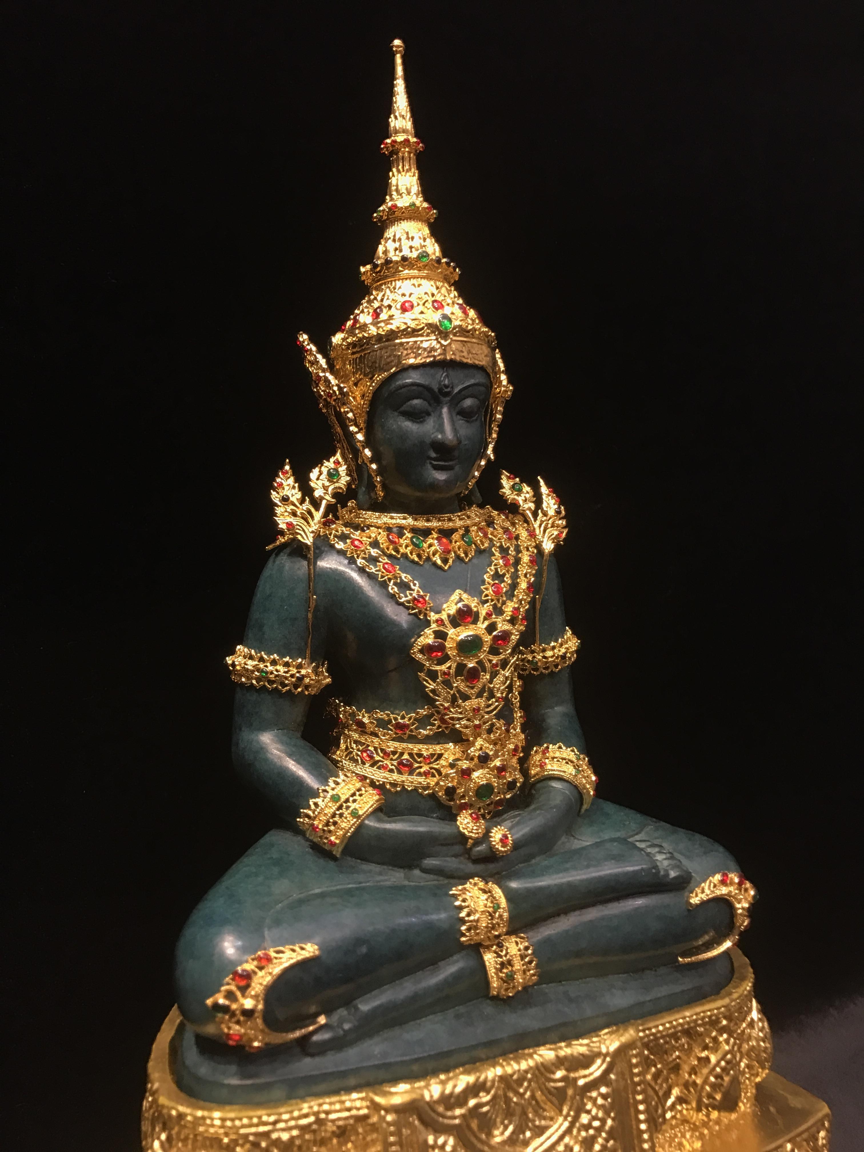 พระพุทธมหามณีรัตนปฏิมากร จำลอง (พระแก้วมรกต) ขนาดบูชาหน้าตัก 5 นิ้ว ตราสัญลักษณ์ ภ.ป.ร. รุ่นแรก ปี2547 เนื้อนวโลหะเคลือบสีเขียว(เครื่องทรงนวโลหะชุบทอง)