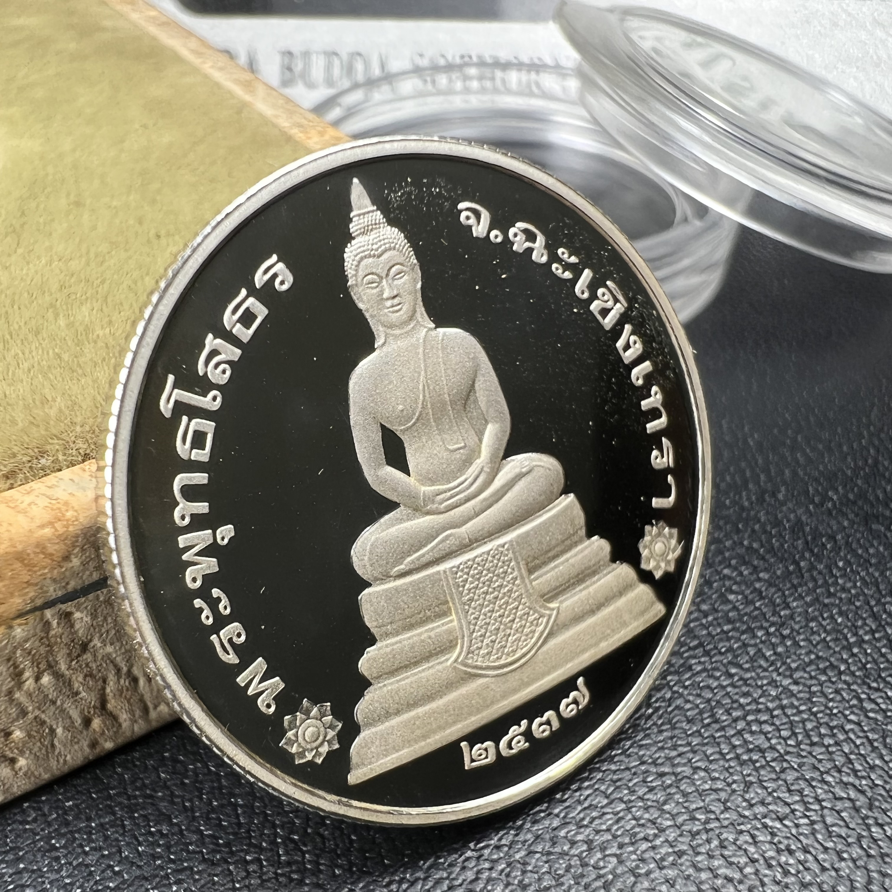 เหรียญพระพุทธโสธร รุ่นนานาชาติ(รุ่นแรก) วัดโสธรวรารามวรวิหาร ปี 2537 หลังพระธรรมจักร เนื้อเงินขัดเงา ขนาด 2.5 มม.สภาพสวยพร้อมกล่องและการ์ดใบรับรองเดิมครบสมบูรณ์(1 ใน 5000 เหรียญ)