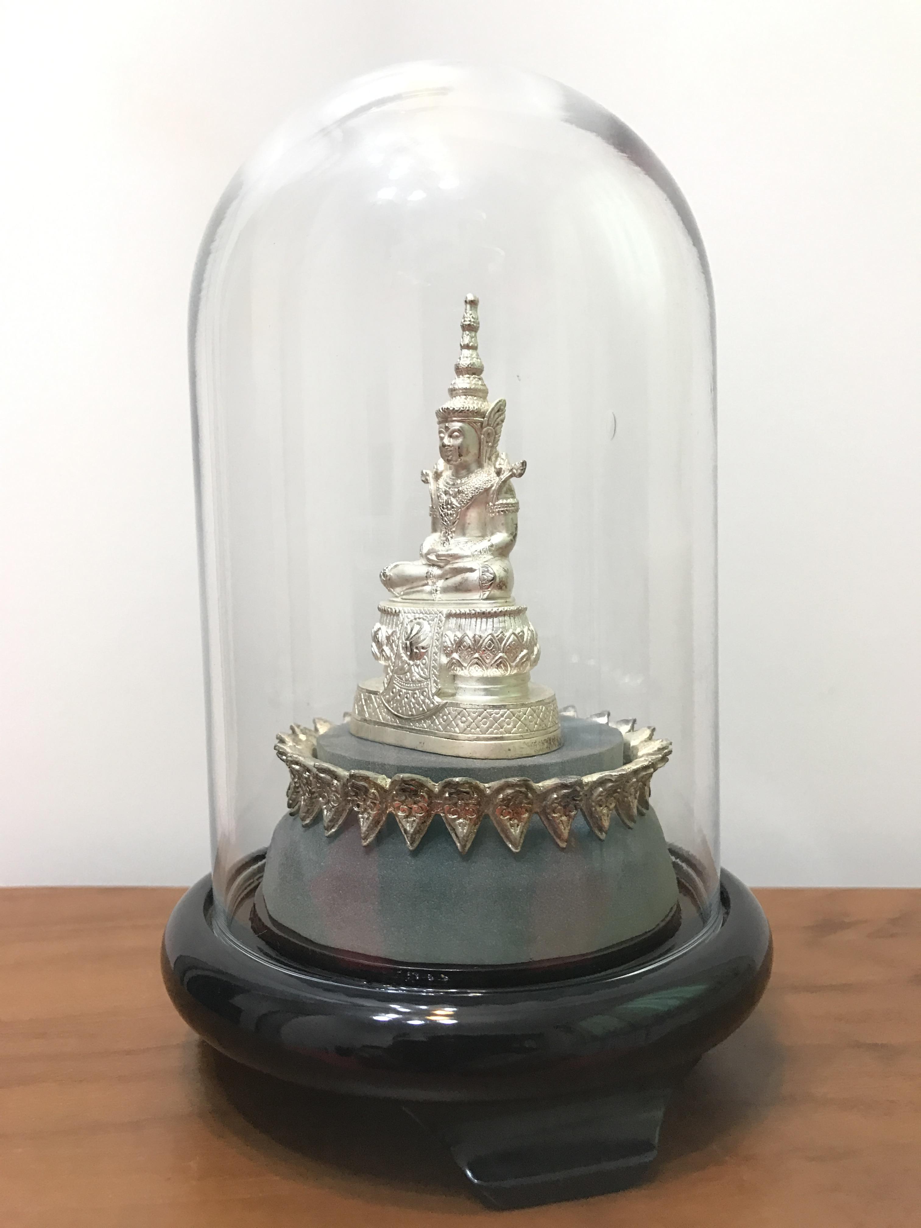 พระแก้วมรกต ภปร(รุ่นแรก) ปี45 รุ่นฉลองกรุงรัตนโกสินทร์ครบ 220 ปี หล่อลอยองค์ เนื้อเงิน ขนาดบูชา 50*90 มม. พร้อมฐานวางครอบแก้วเดิมครบสมบูรณ์(สวยงามและหายากมาก)